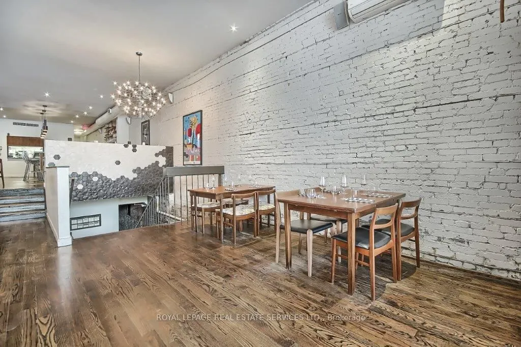 3047 Dundas Street W