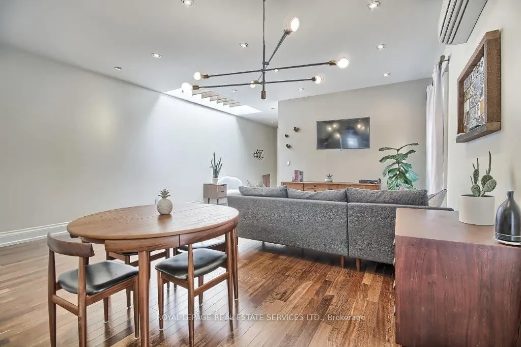 3047 Dundas Street W