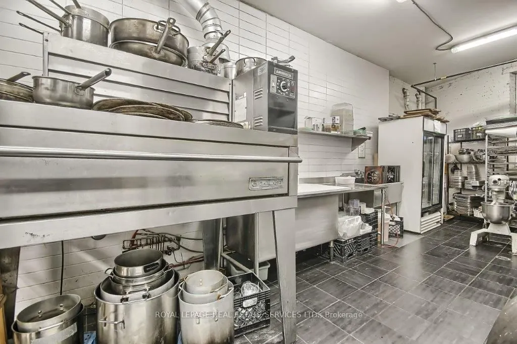 3047 Dundas Street W