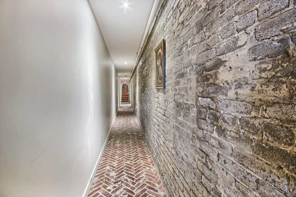 3047 Dundas Street W