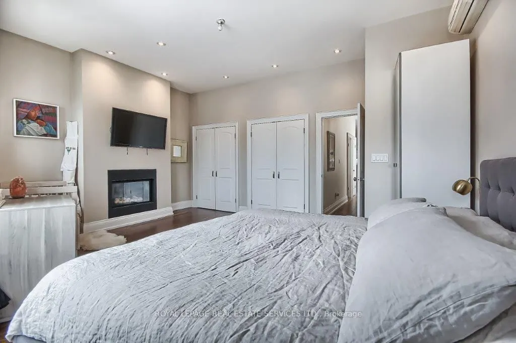 3047 Dundas Street W