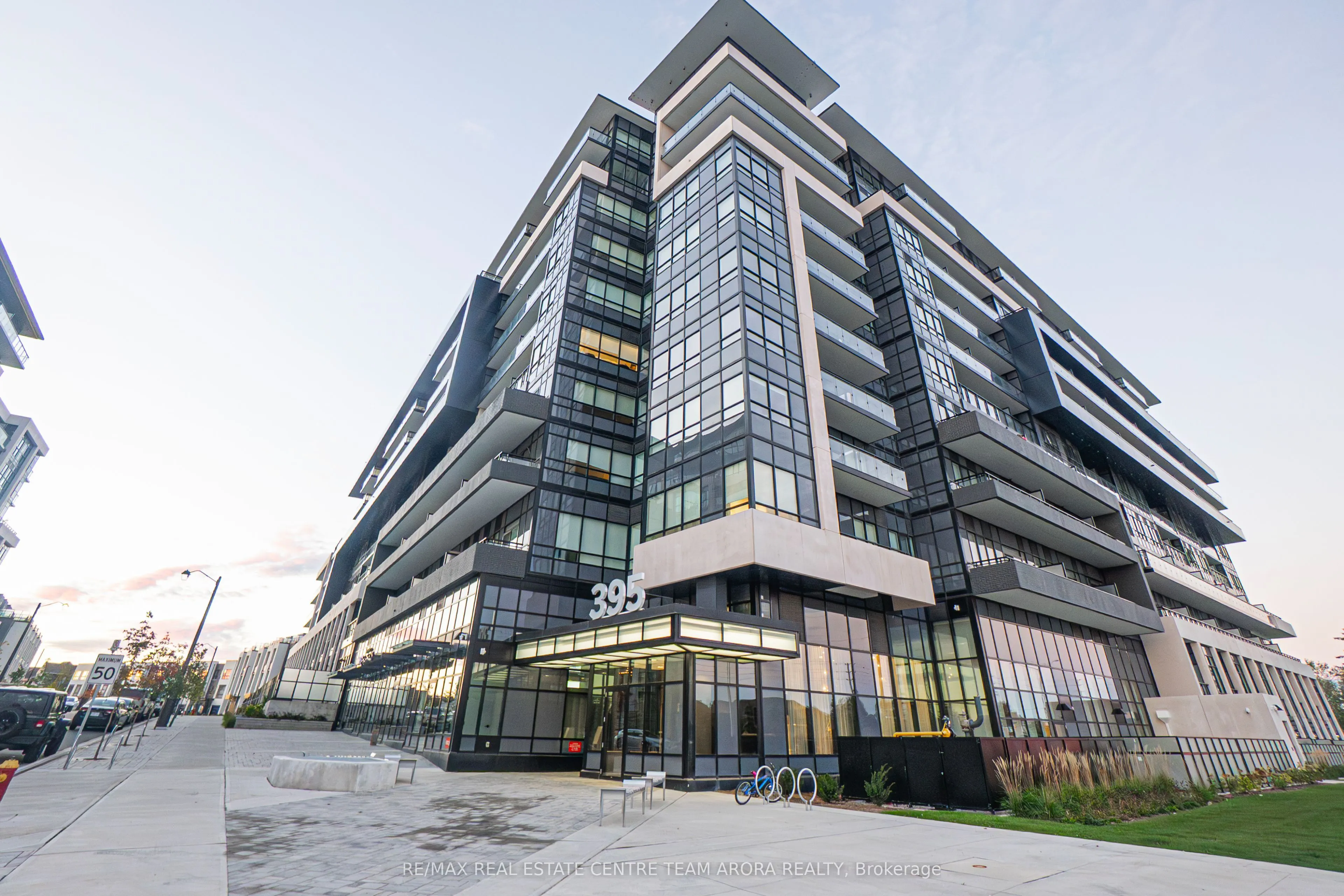 395 Dundas Street W, #219