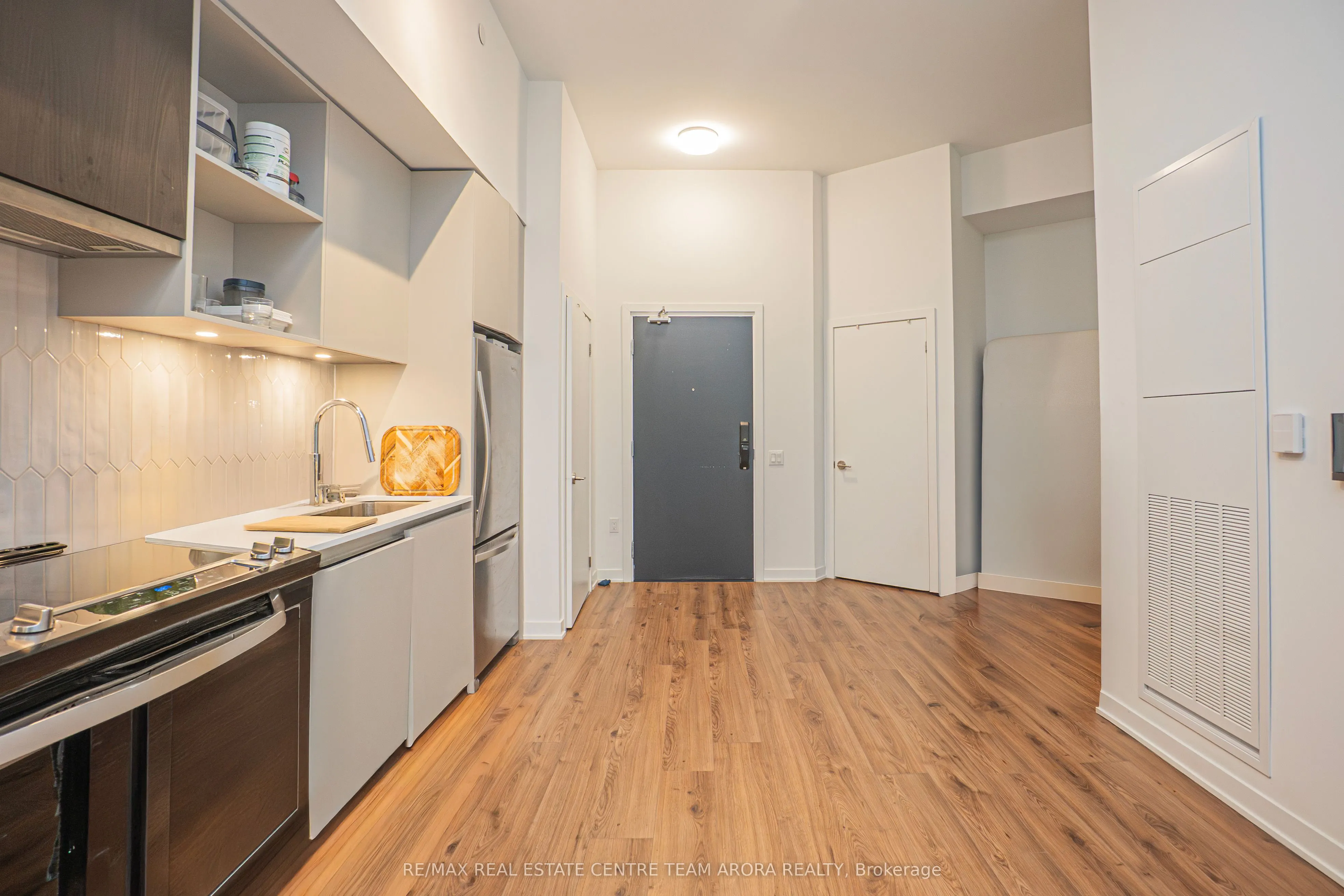 395 Dundas Street W, #219