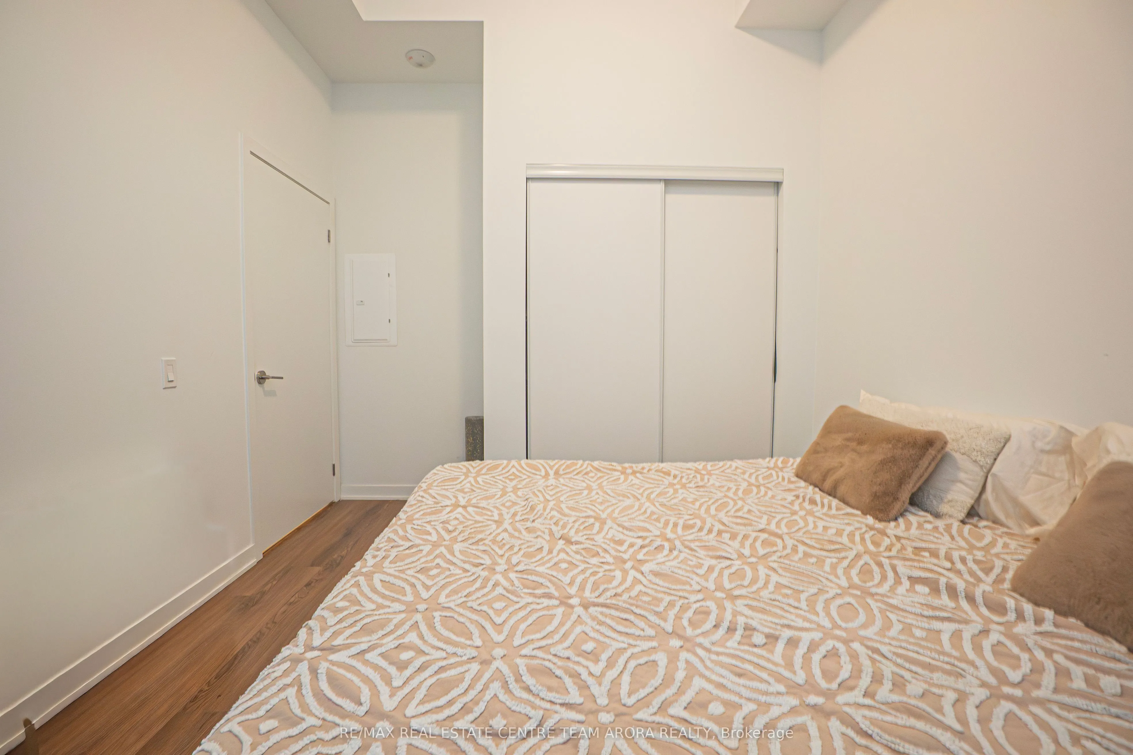 395 Dundas Street W, #219