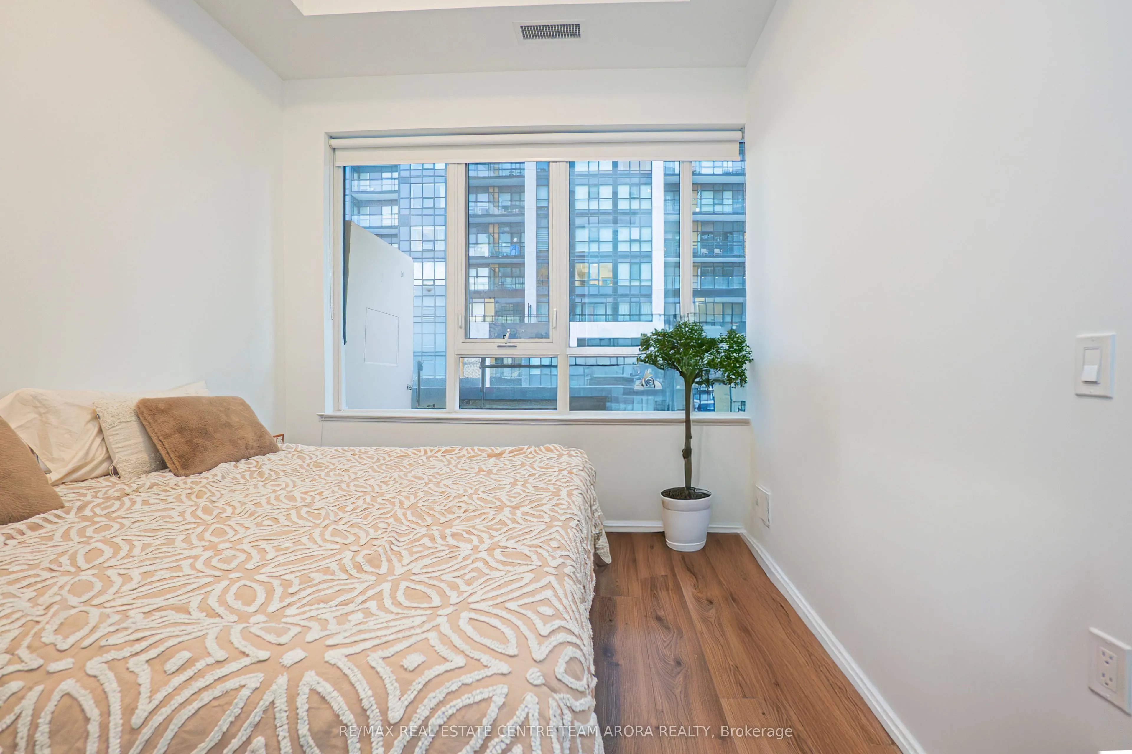 395 Dundas Street W, #219