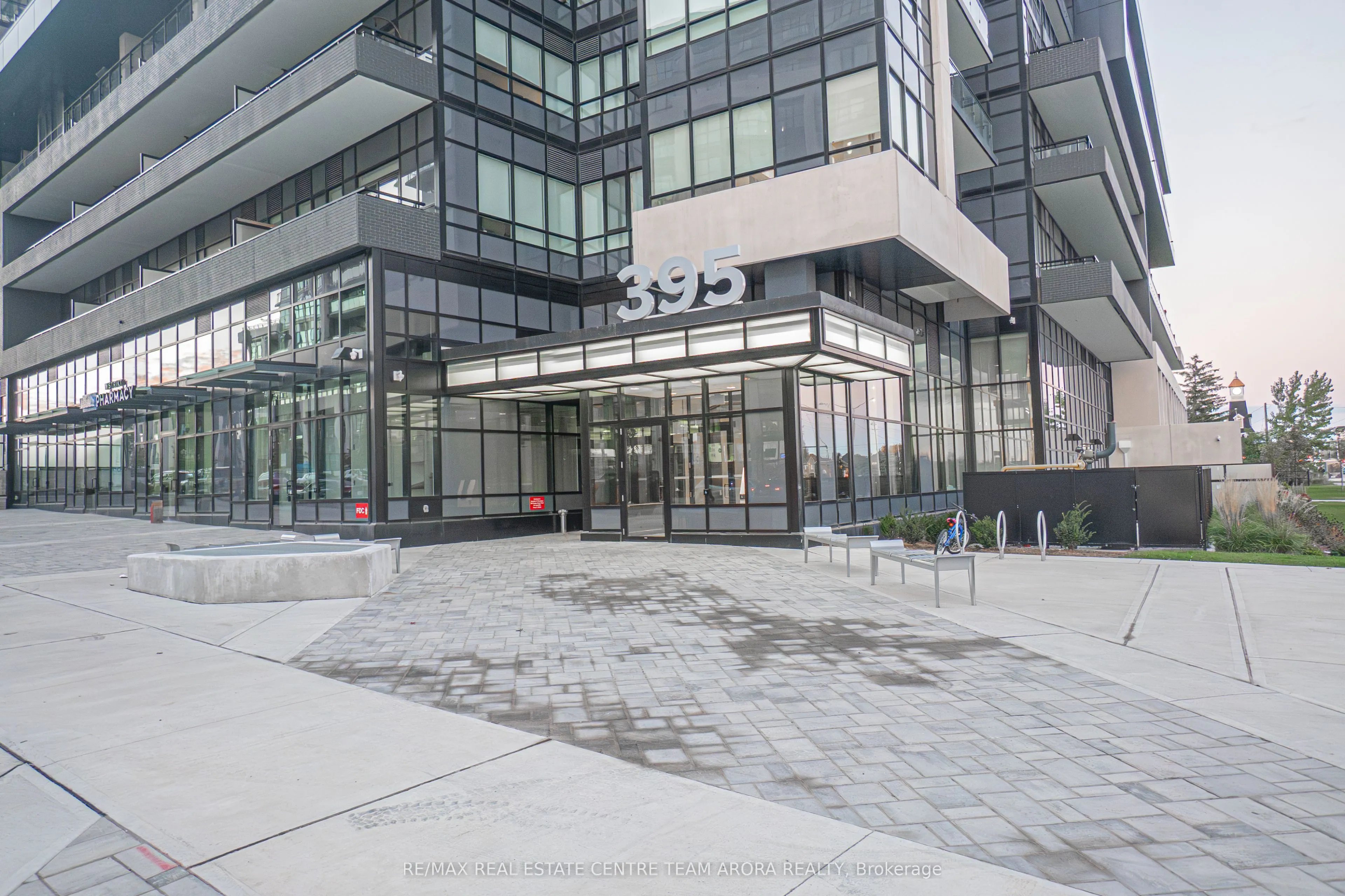 395 Dundas Street W, #219