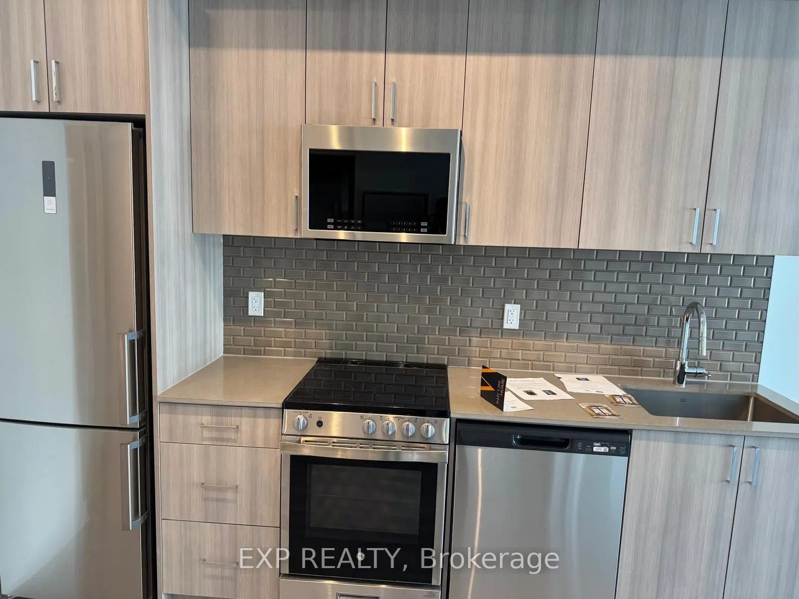 1005 Dundas St E Street, #566