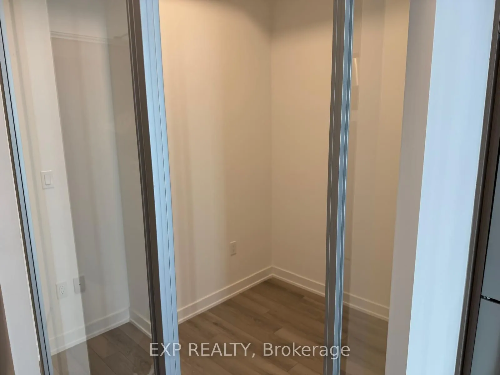 1005 Dundas St E Street, #566