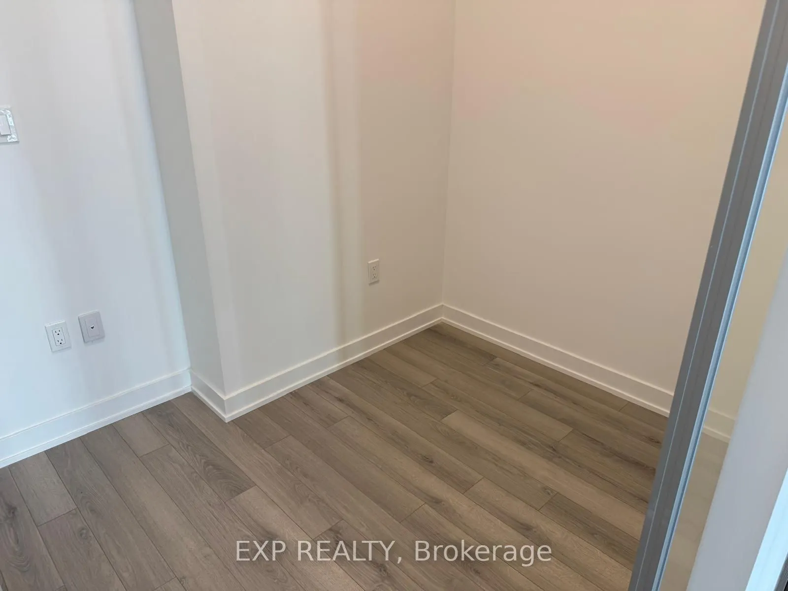 1005 Dundas St E Street, #566