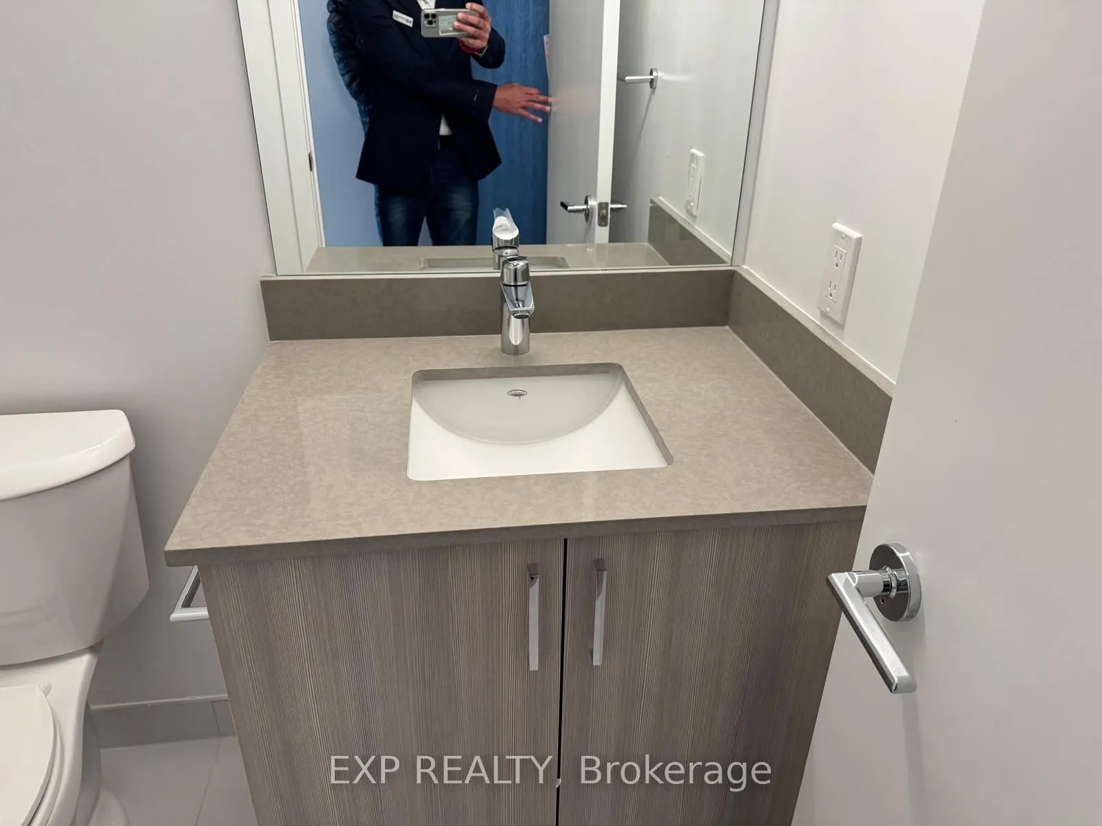 1005 Dundas St E Street, #566