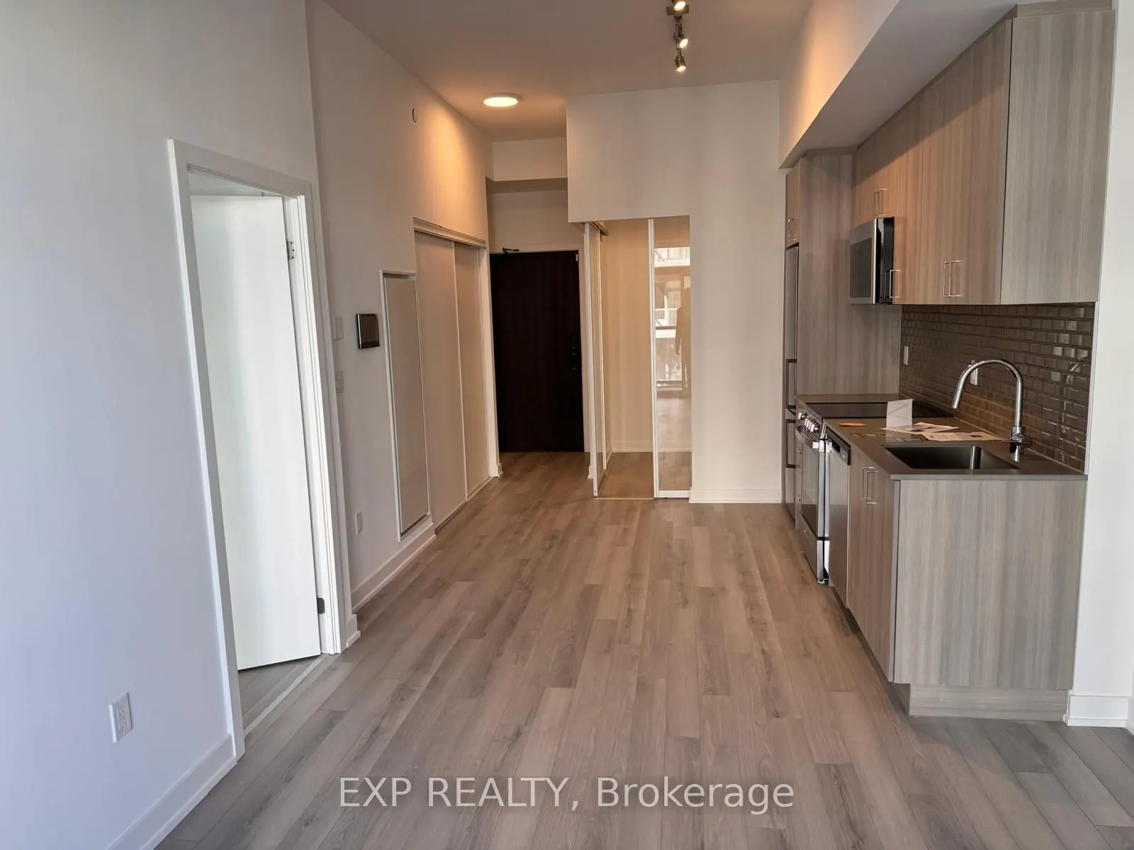 1005 Dundas St E Street, #566