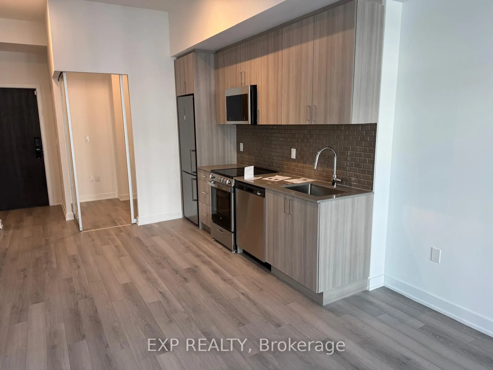 1005 Dundas St E Street, #566
