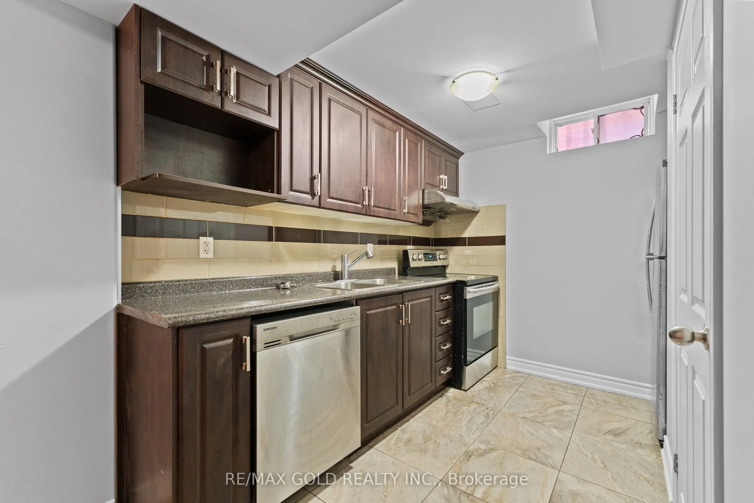 2 Revelstoke Place