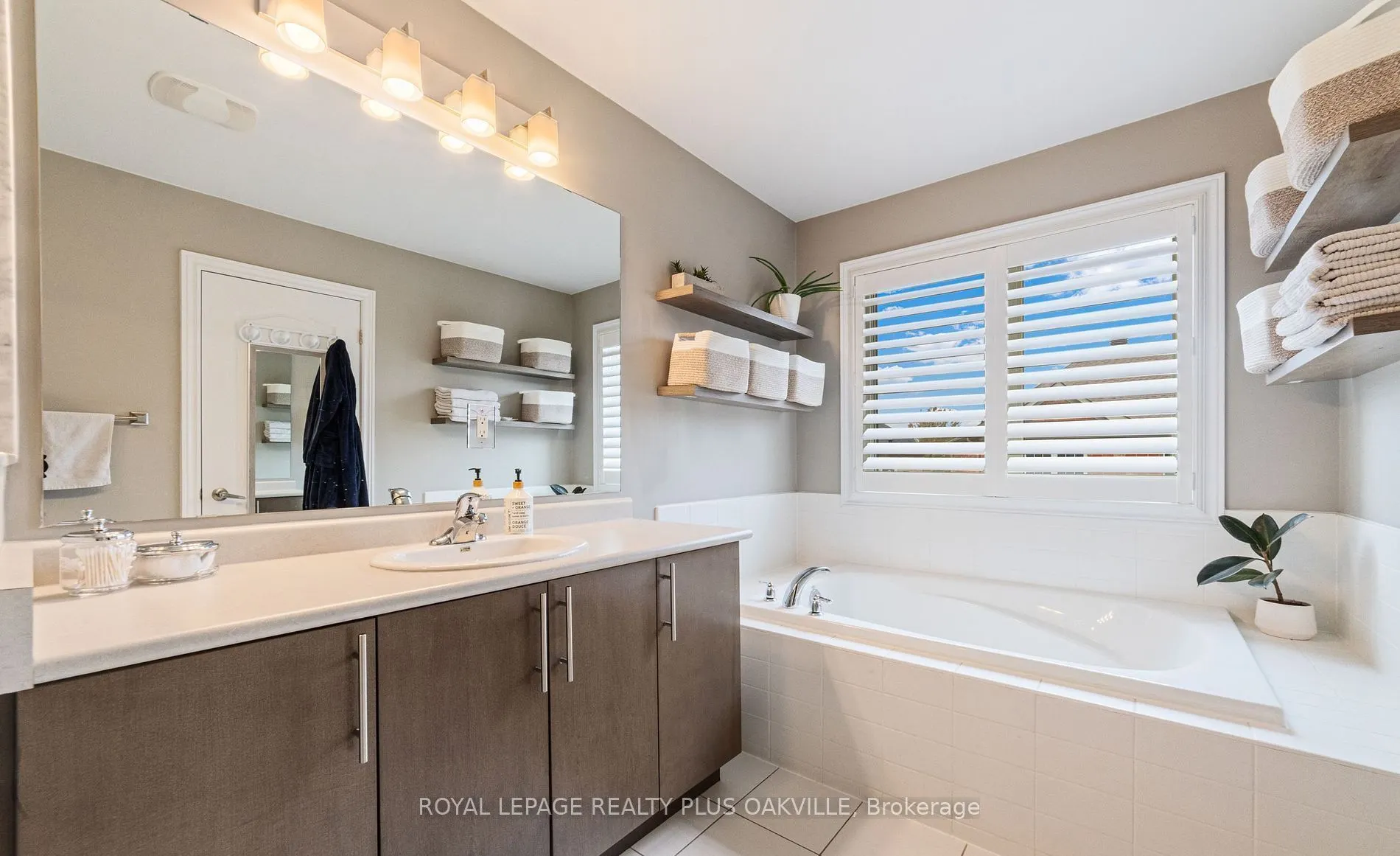 37 Diamond Leaf Lane
