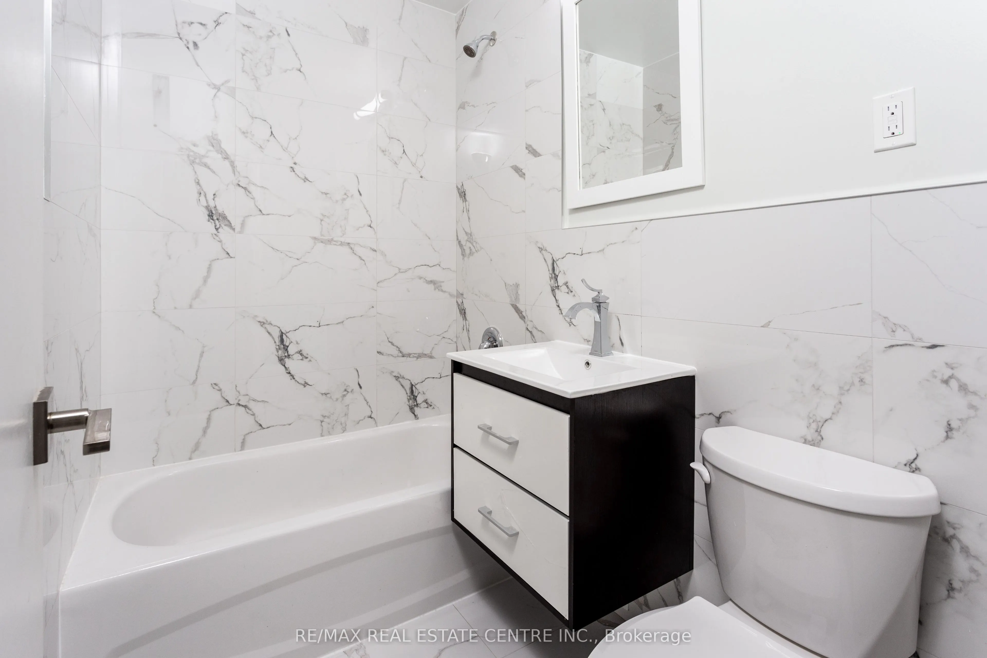 371 Lakeshore Road W, #302