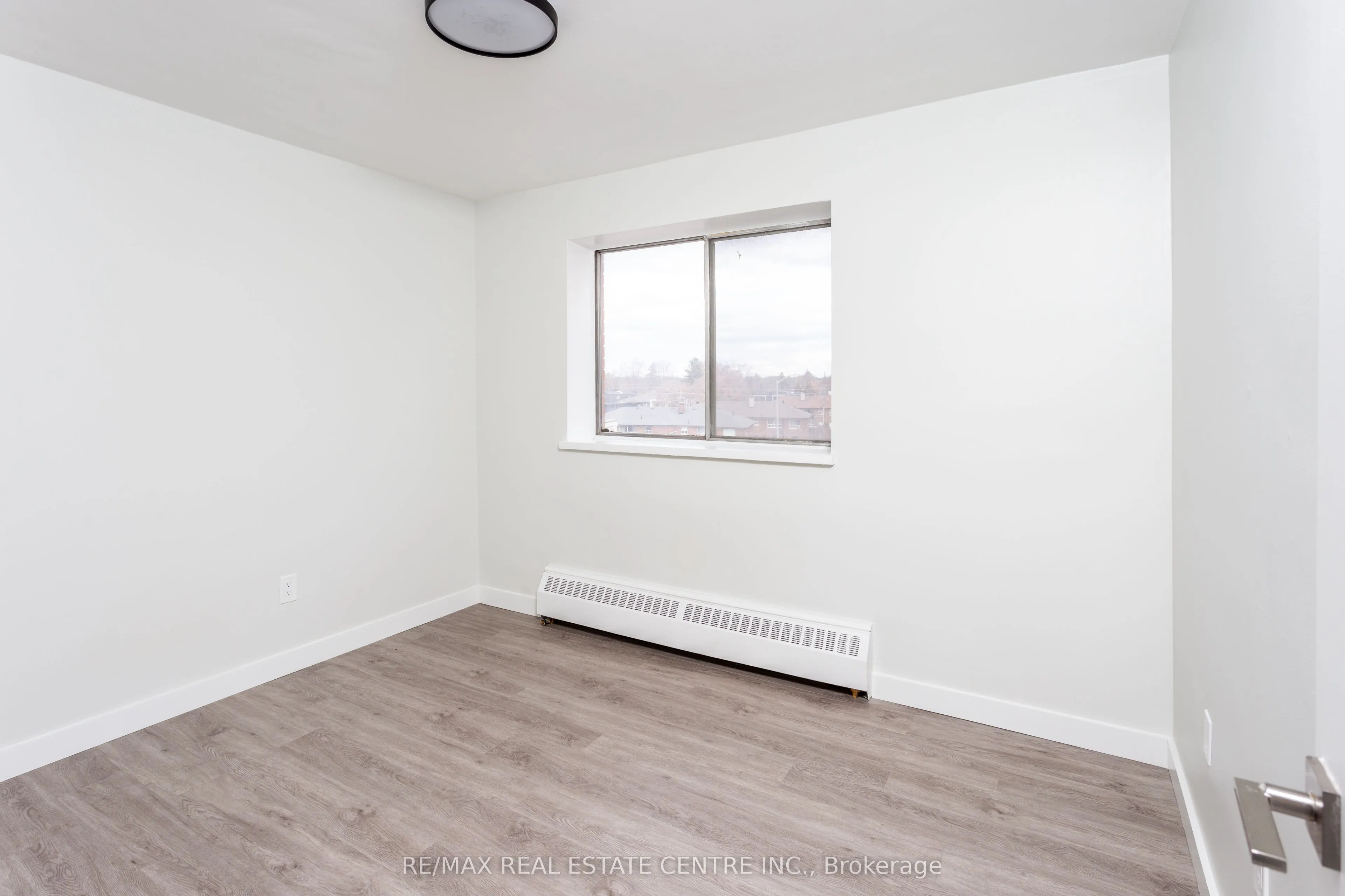 371 Lakeshore Road W, #302