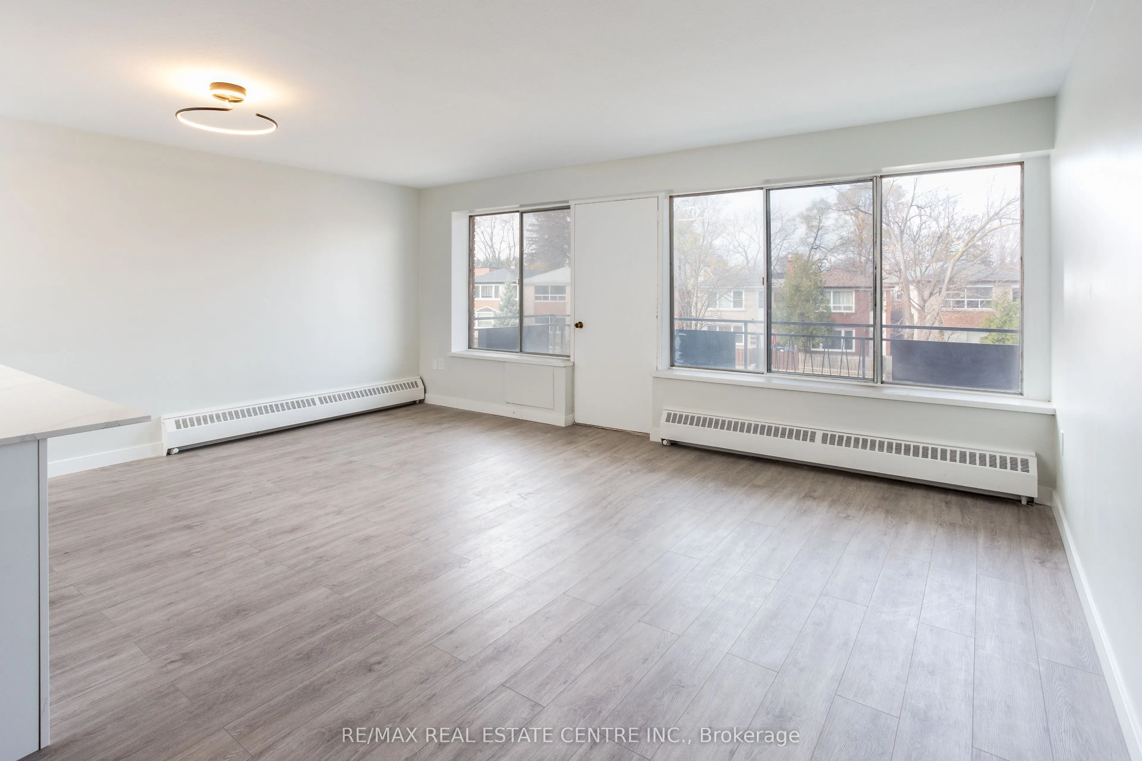 371 Lakeshore Road W, #302