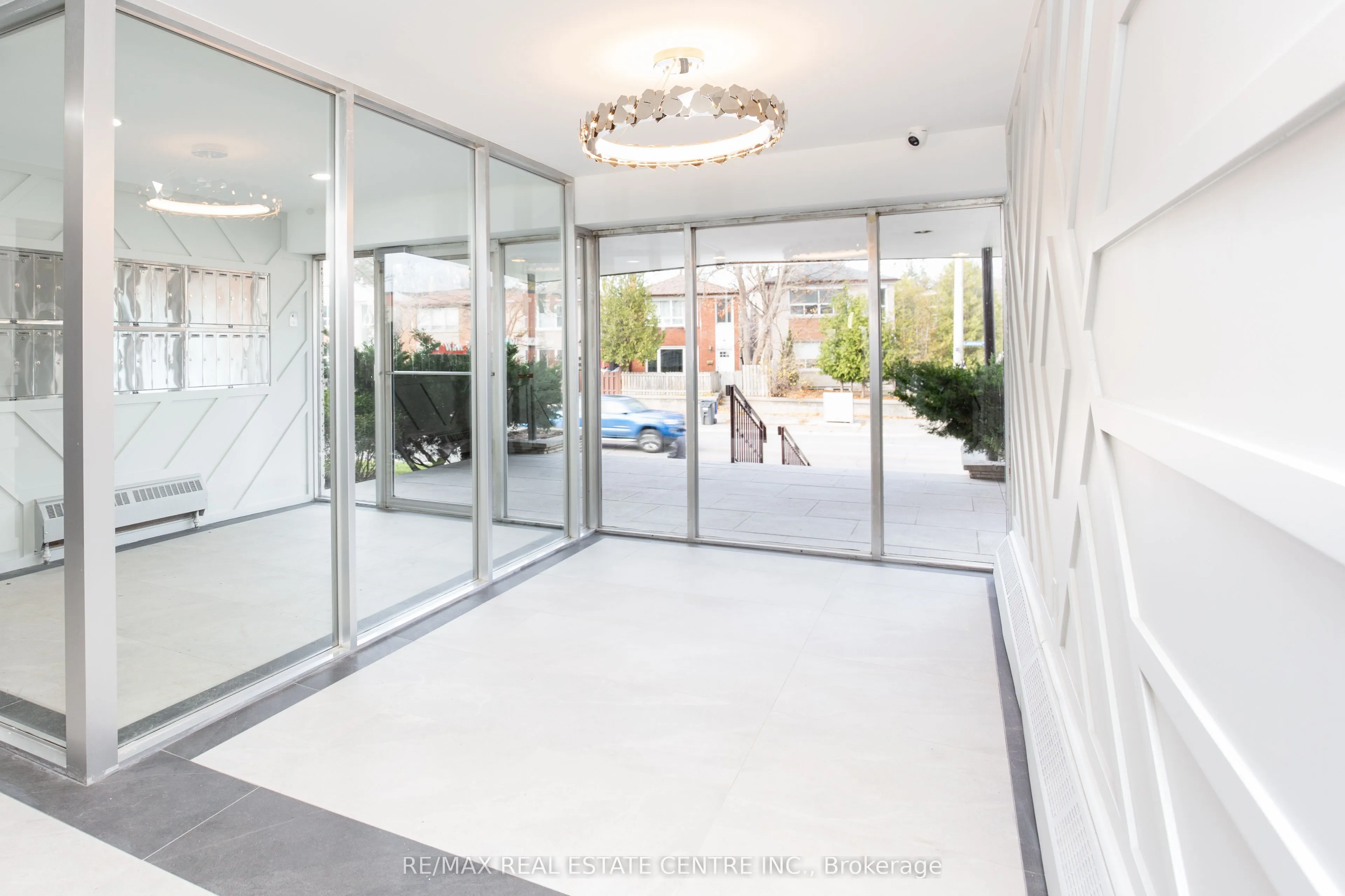 371 Lakeshore Road W, #302