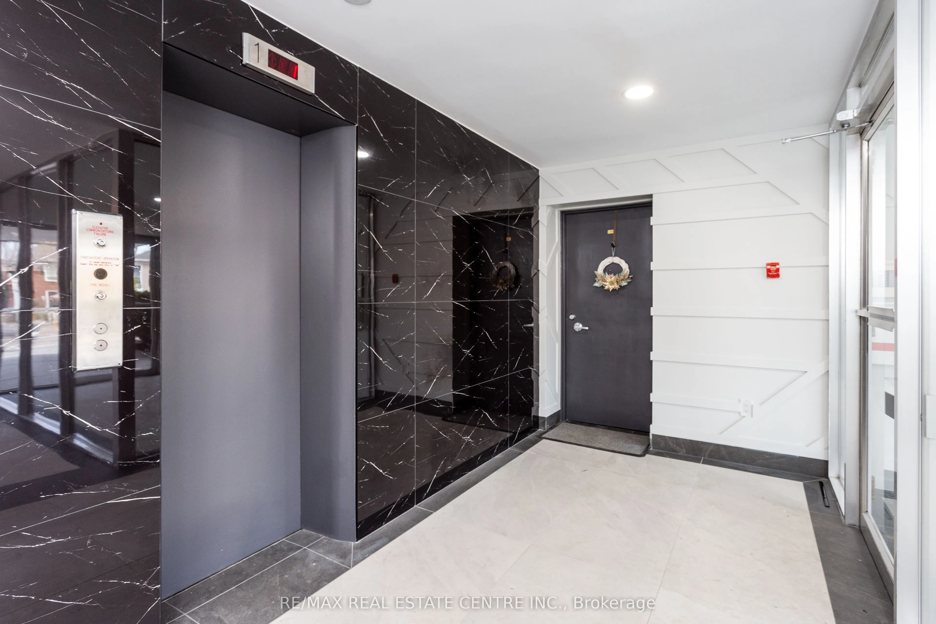 371 Lakeshore Road W, #302