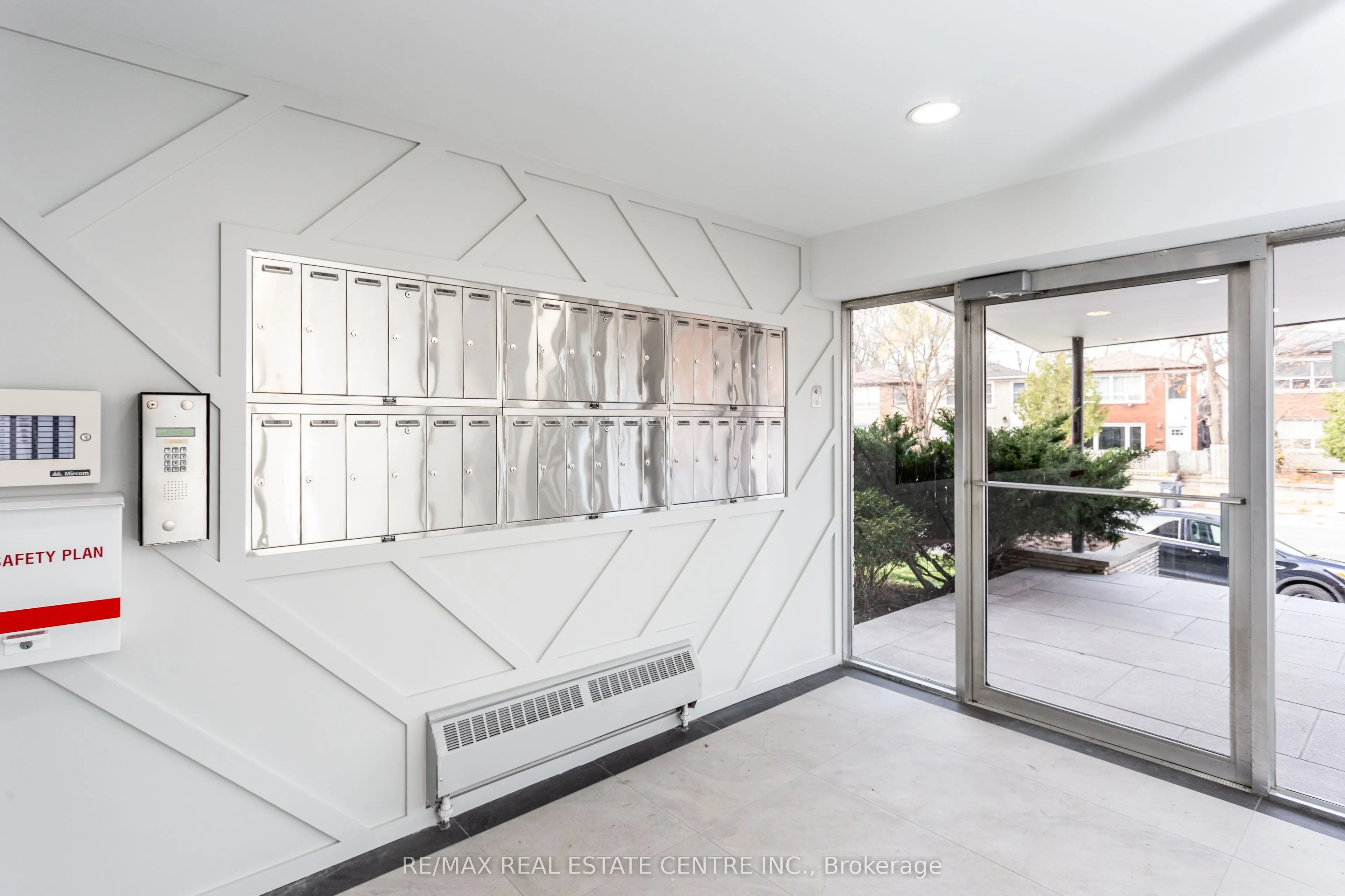 371 Lakeshore Road W, #302