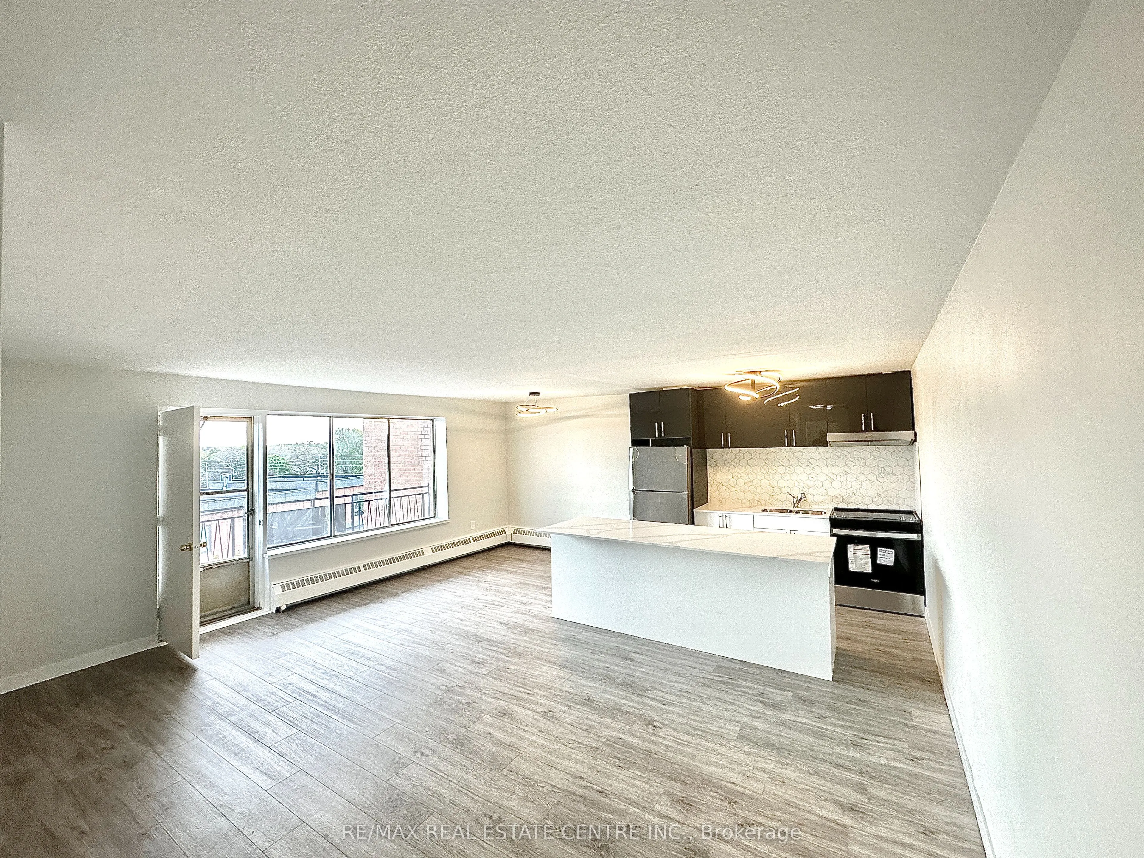 371 Lakeshore Road W, #302