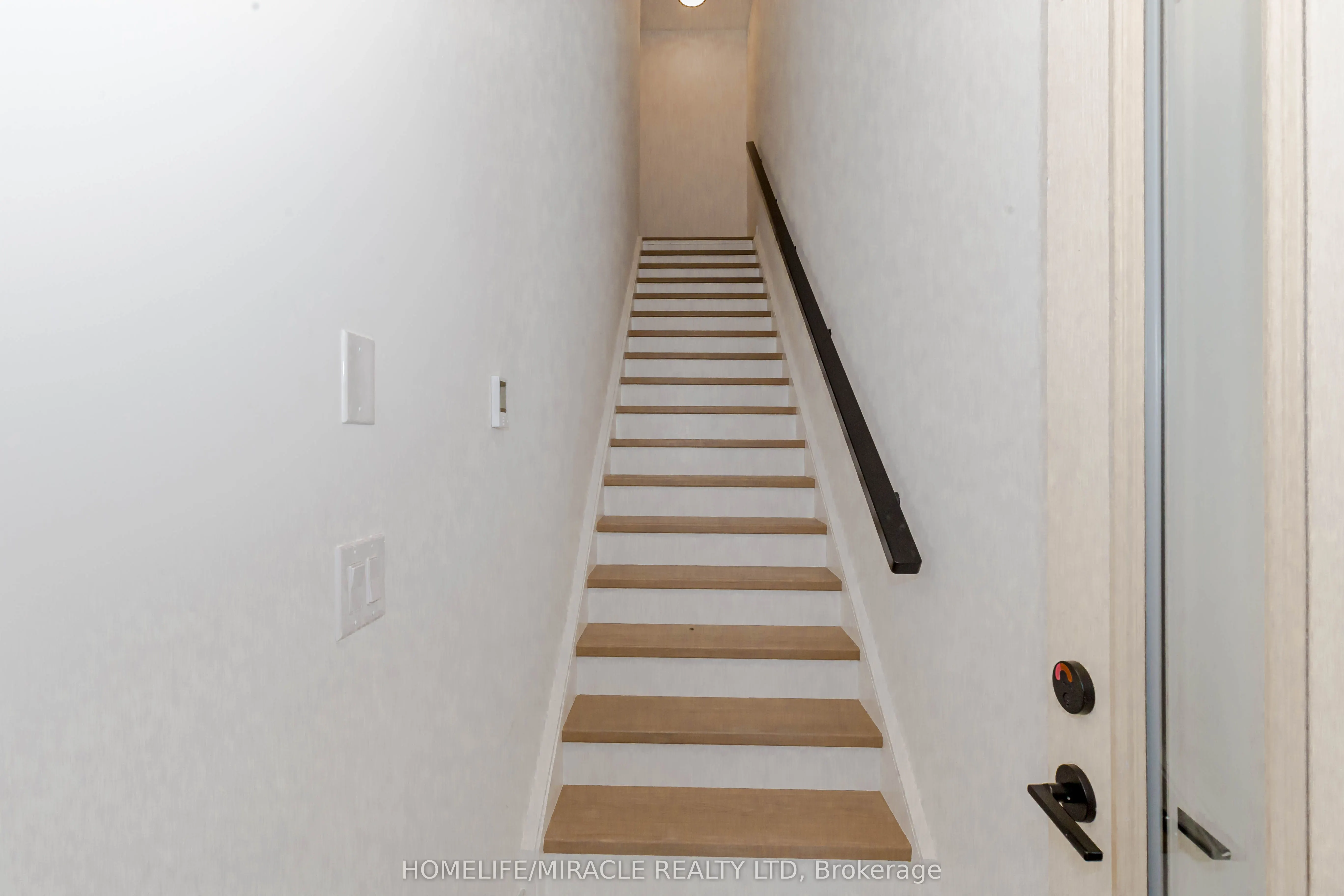 20 Lagerfeld Drive, ##11