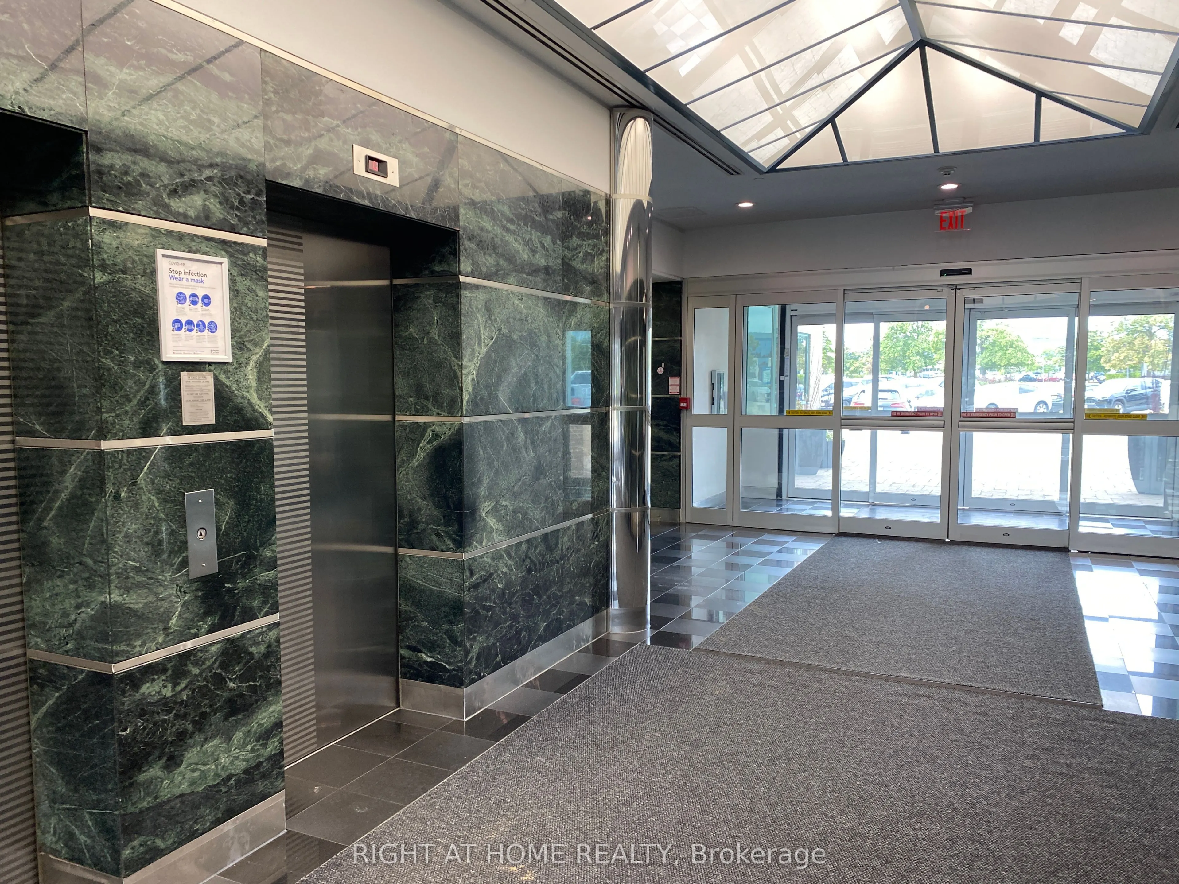 2800 Skymark Avenue, #32