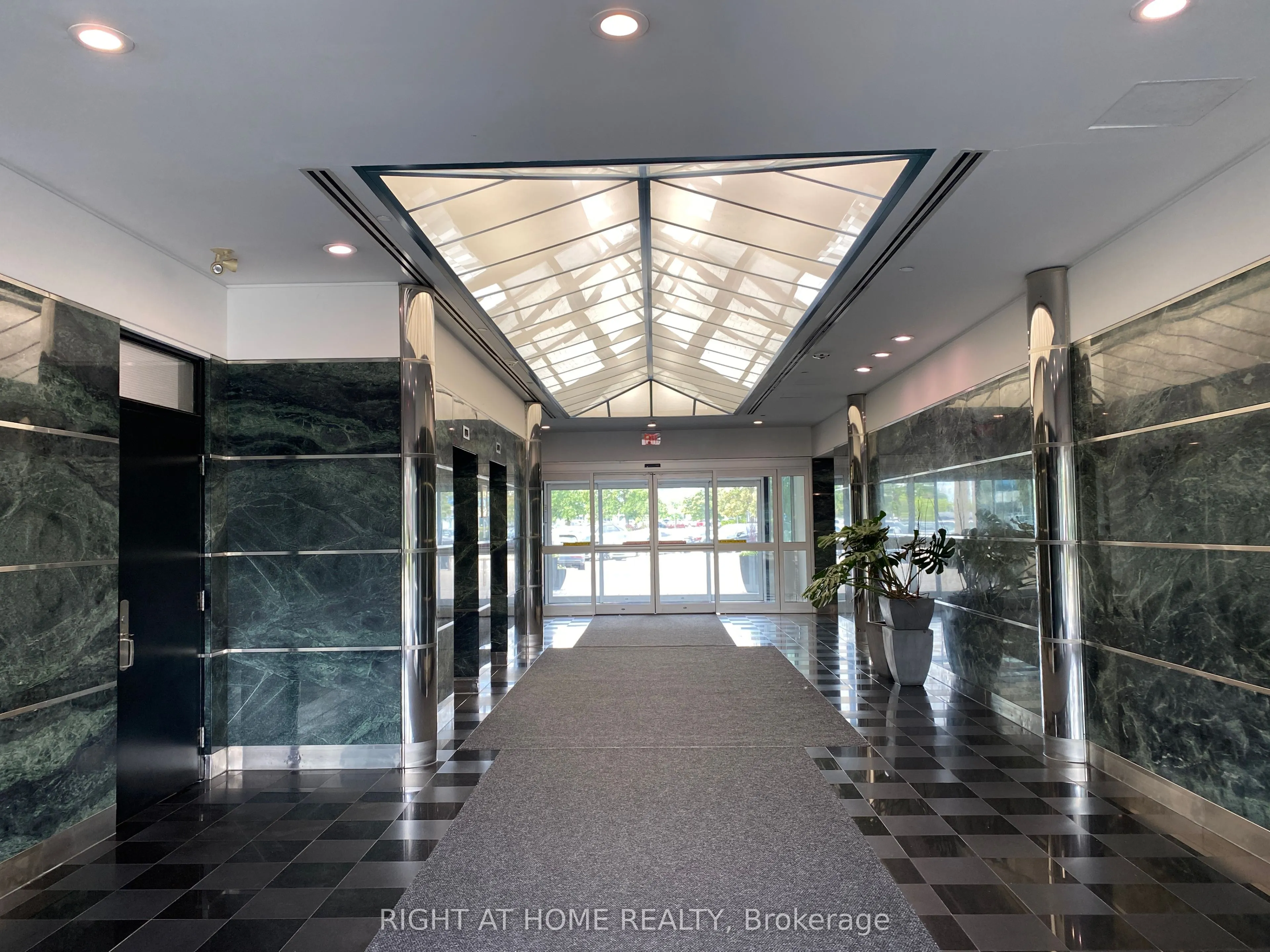 2800 Skymark Avenue, #32