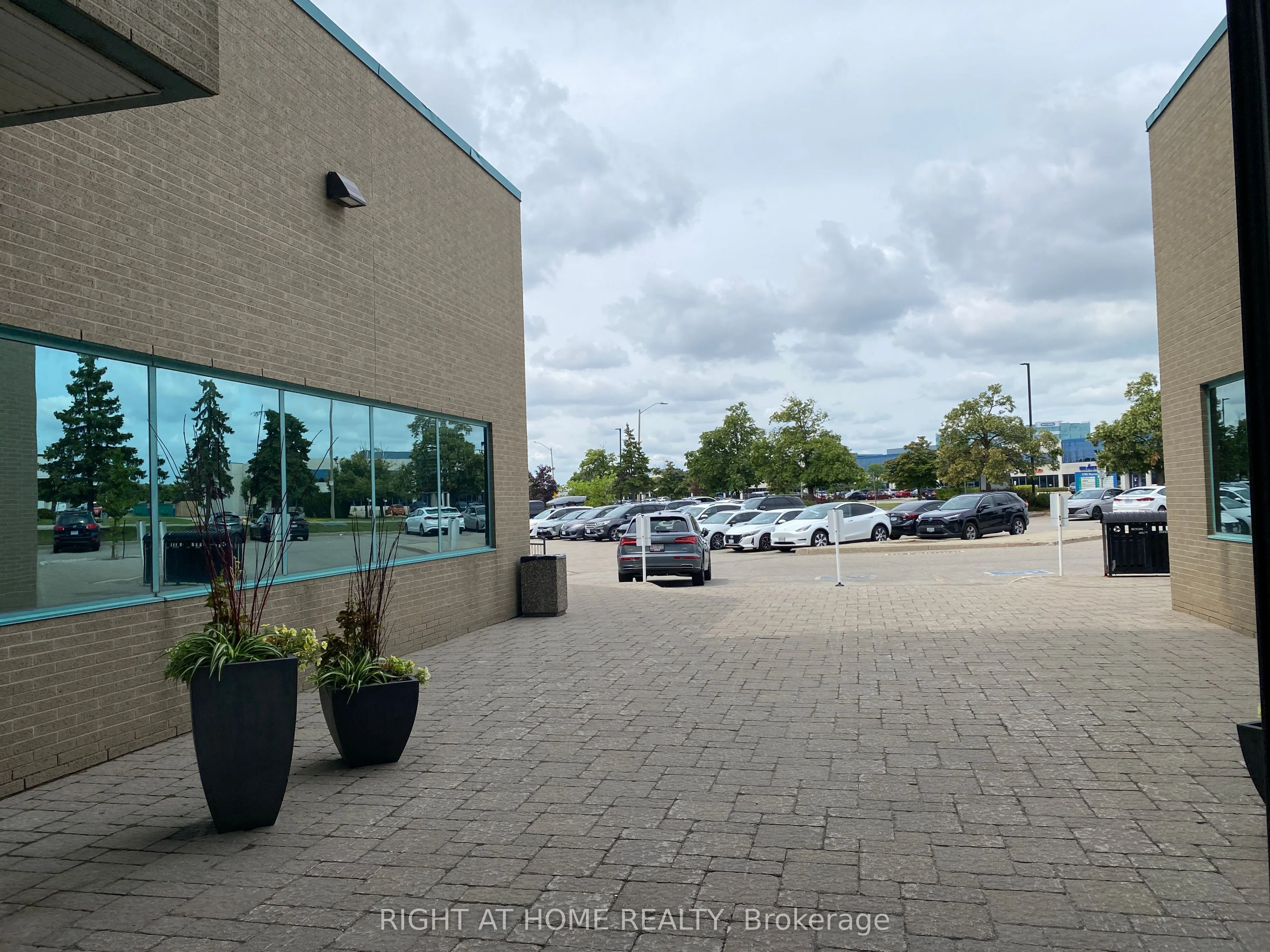 2800 Skymark Avenue, #32