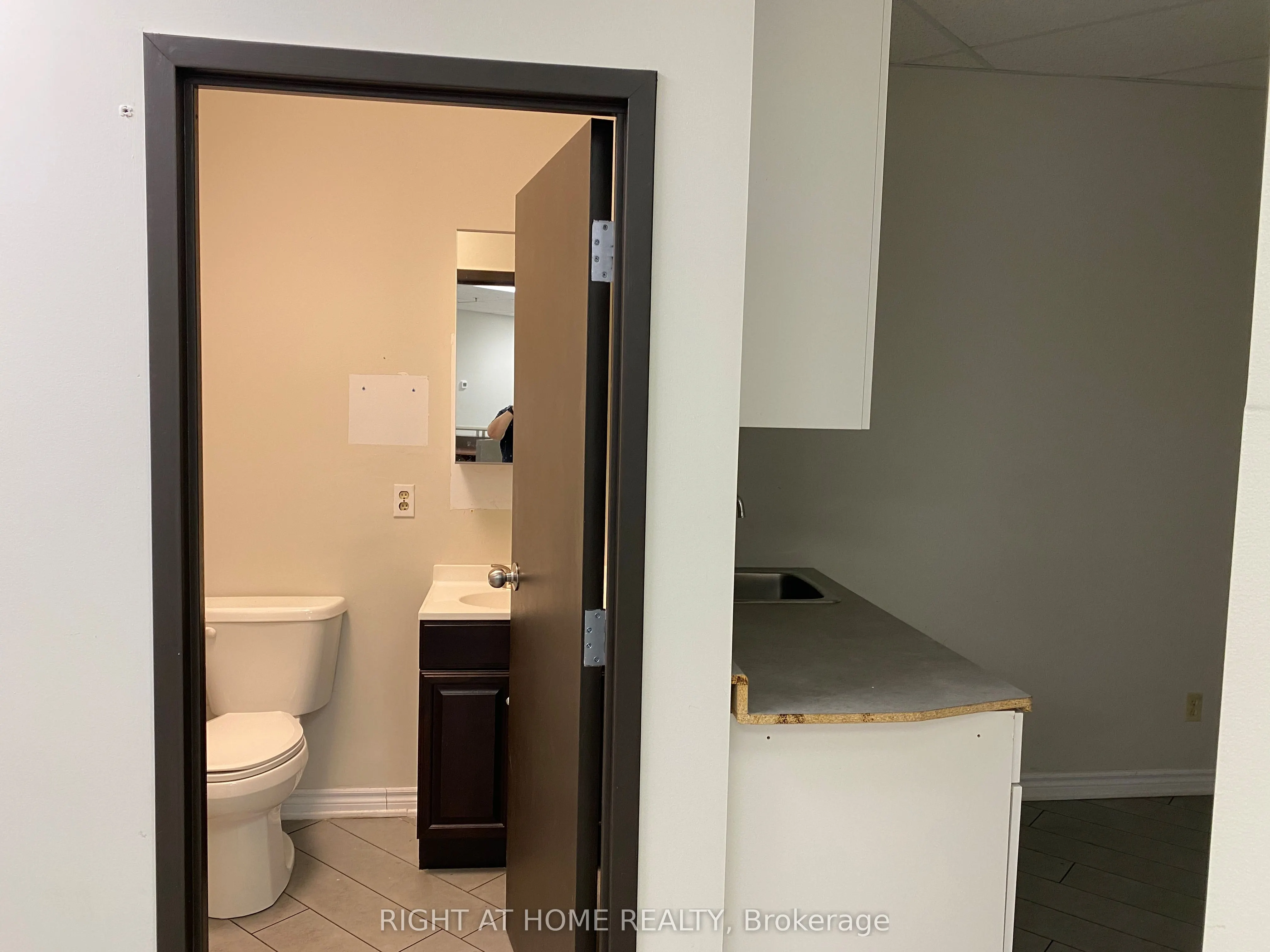 2800 Skymark Avenue, #32