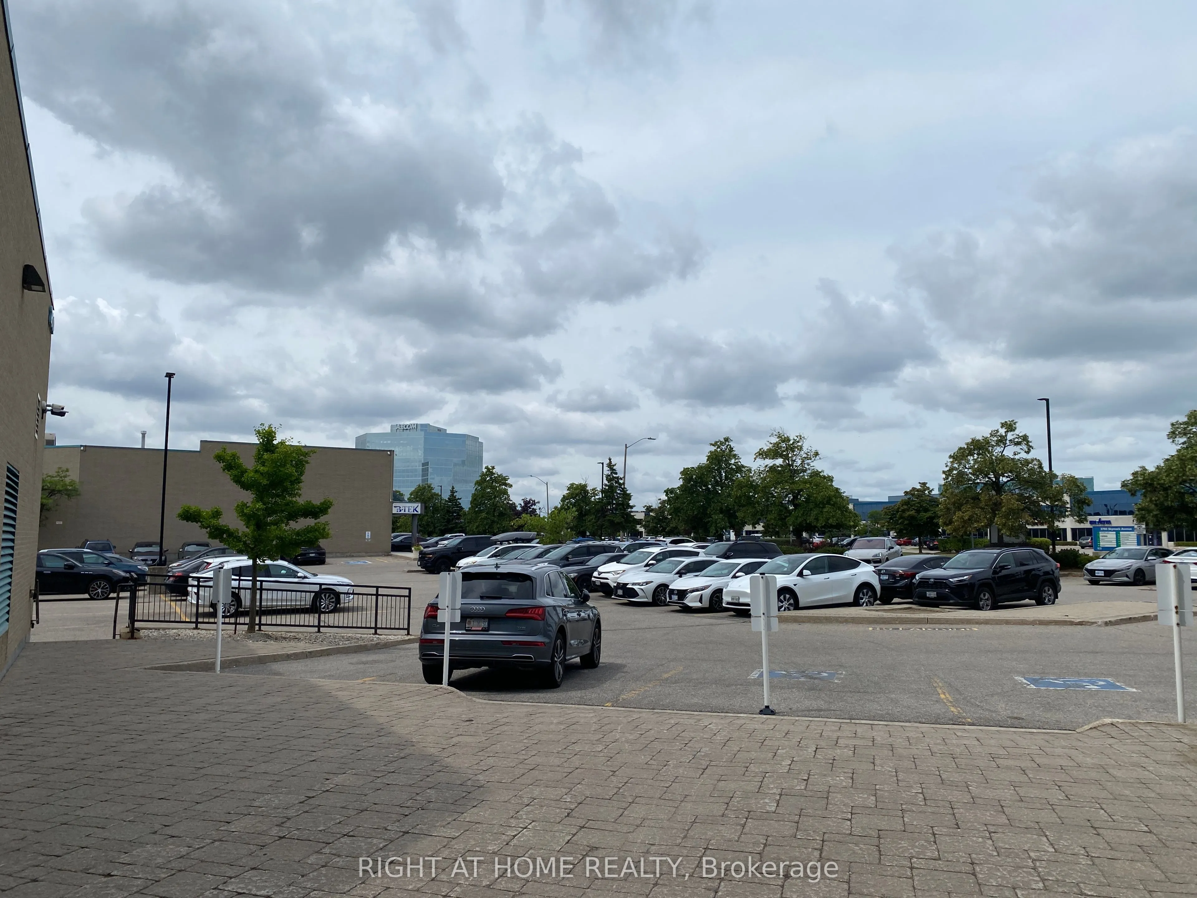2800 Skymark Avenue, #32