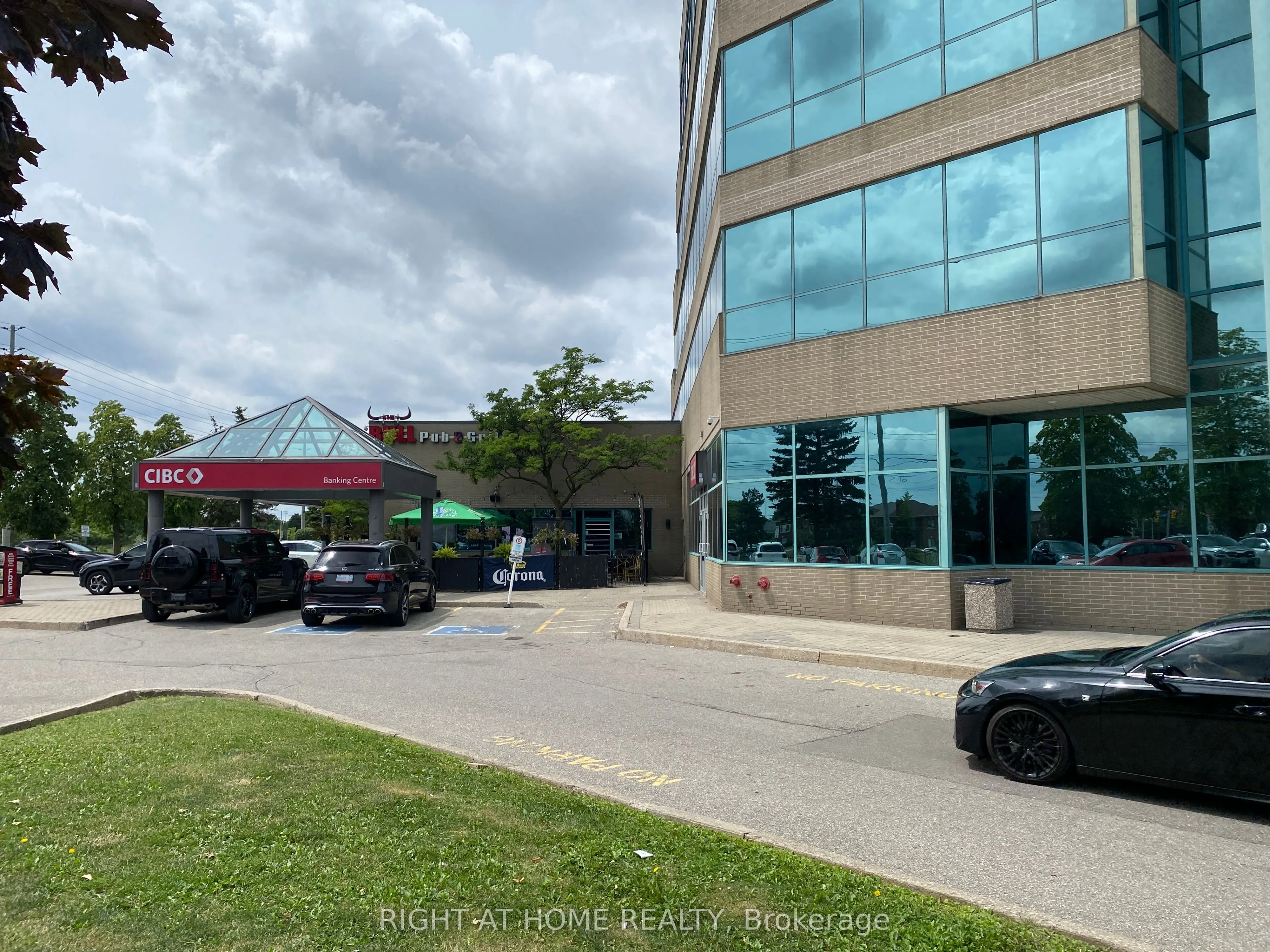 2800 Skymark Avenue, #32