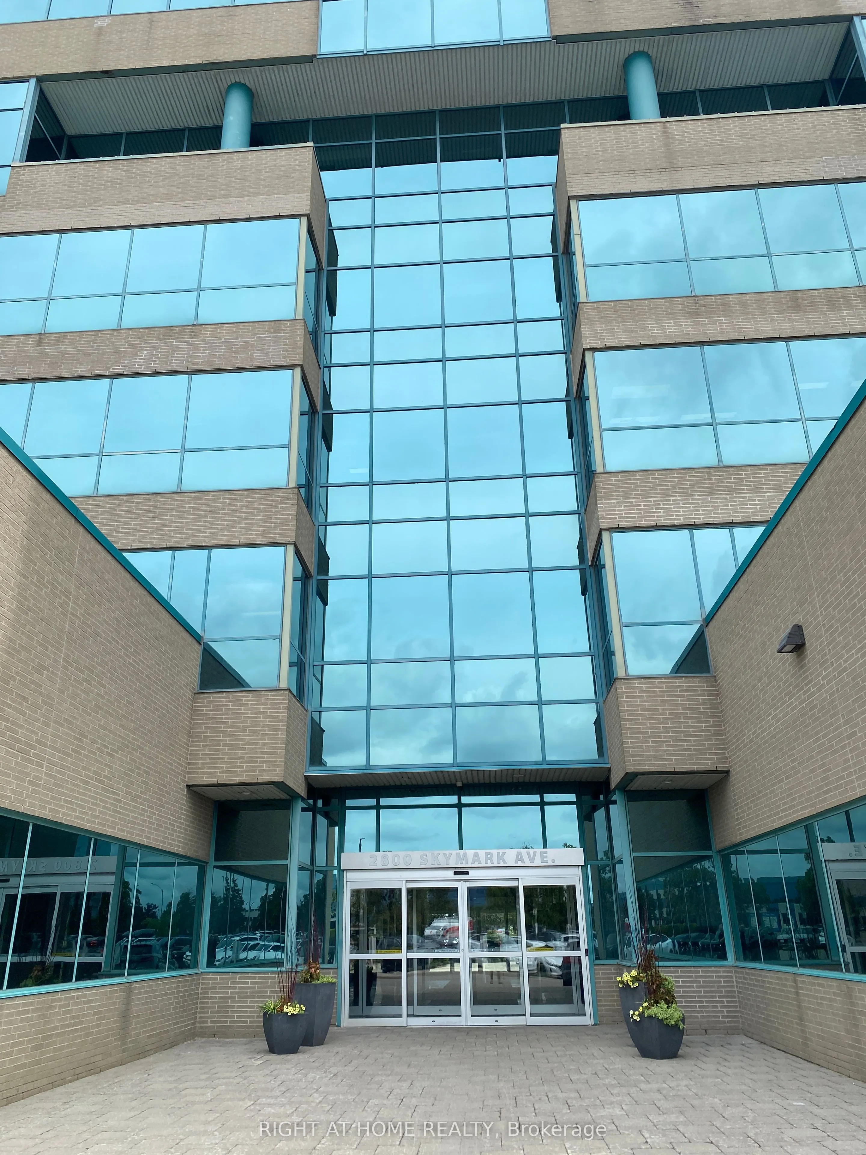 2800 Skymark Avenue, #32