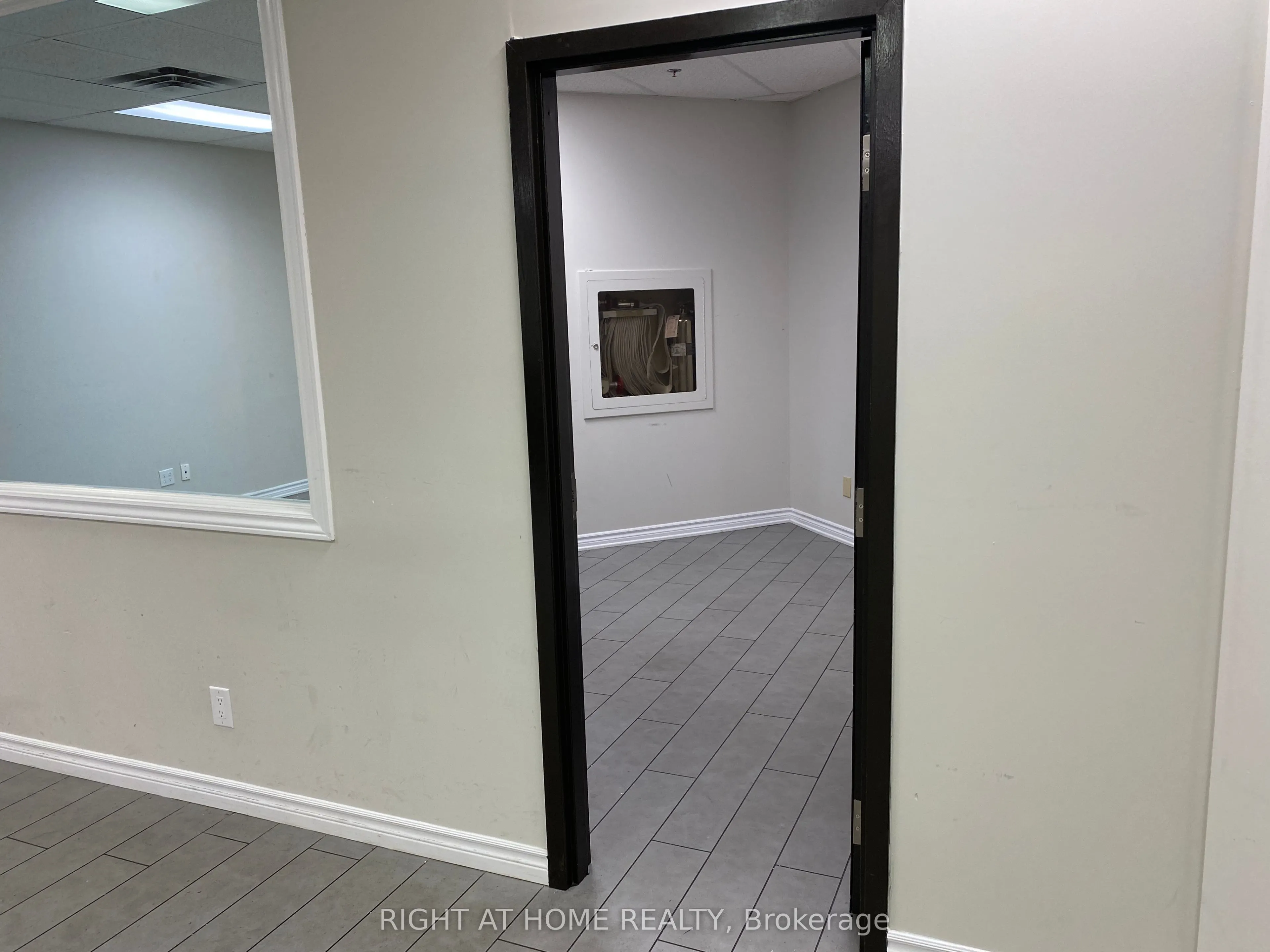 2800 Skymark Avenue, #32