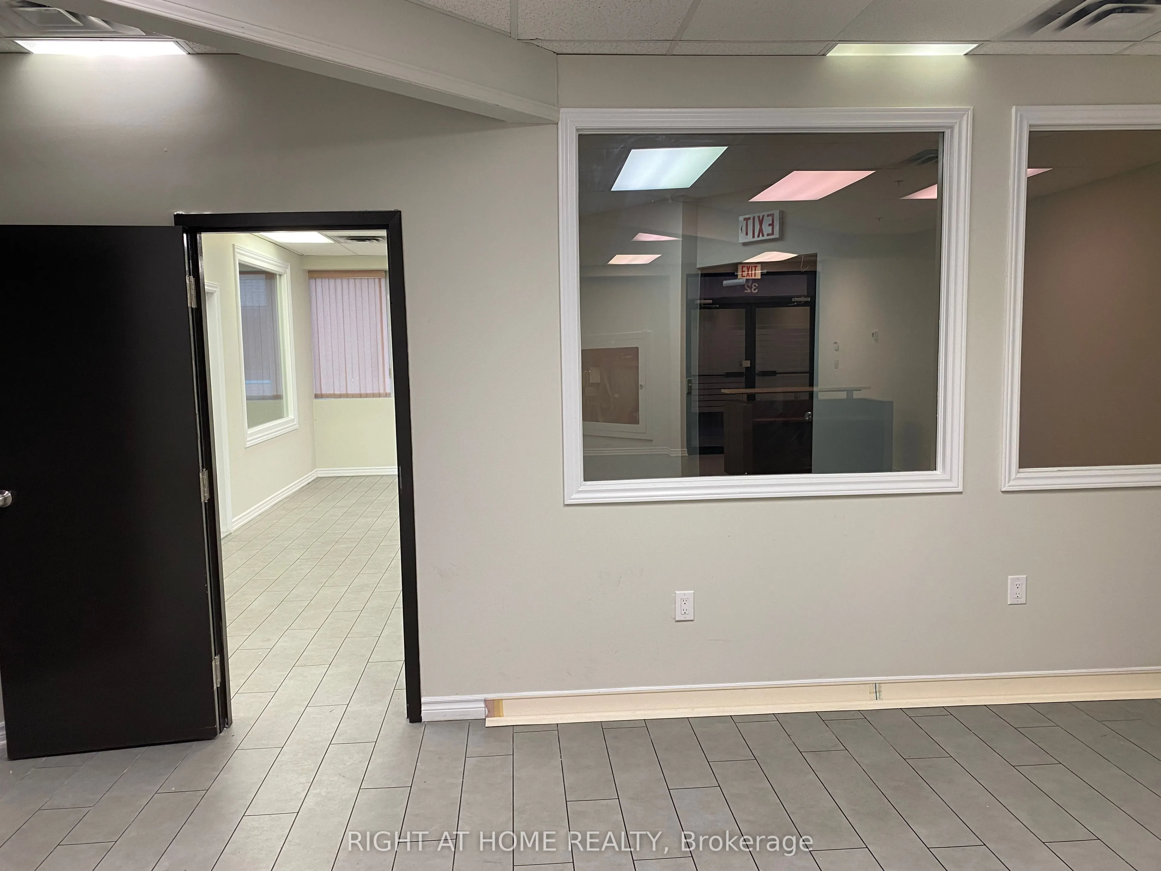 2800 Skymark Avenue, #32