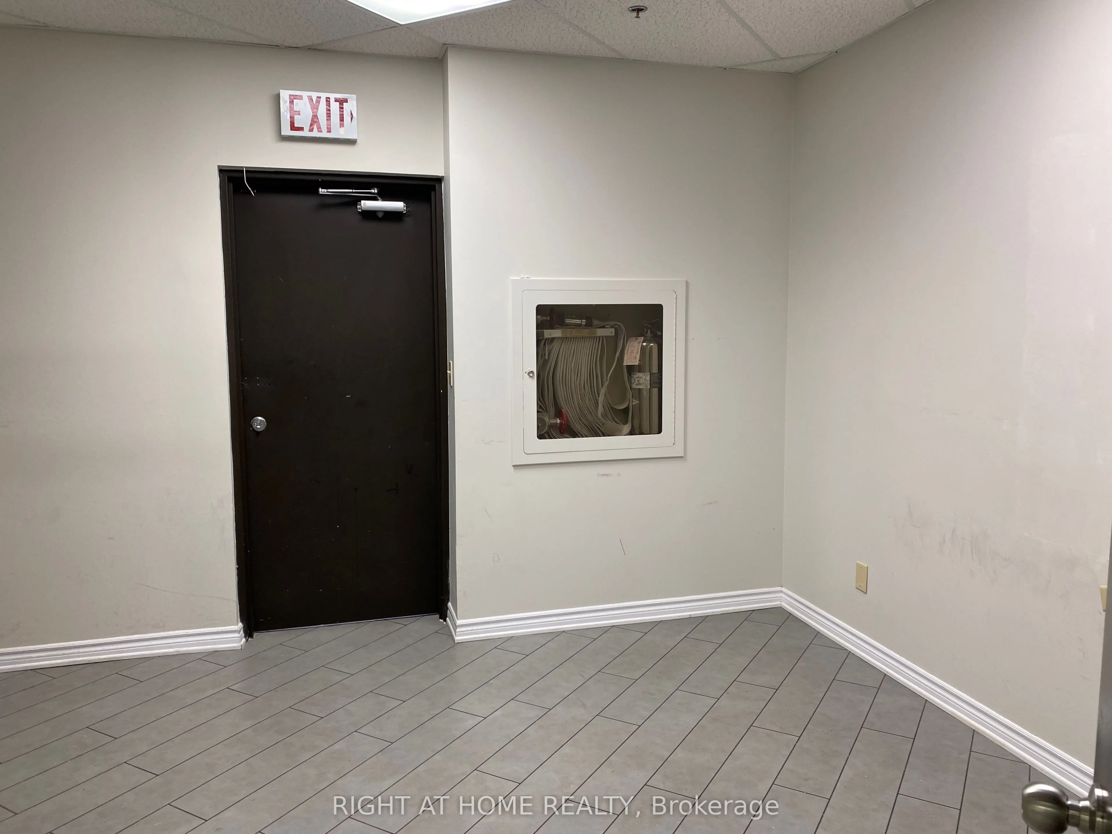 2800 Skymark Avenue, #32