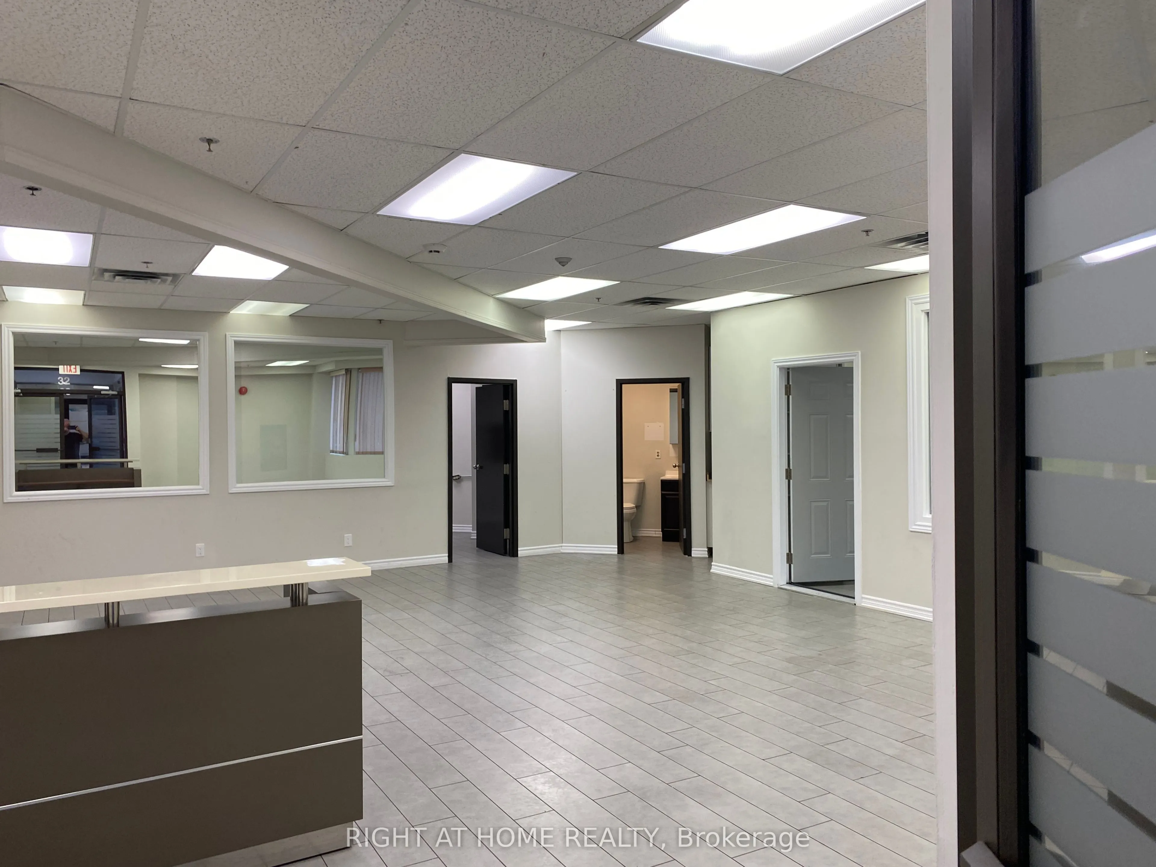 2800 Skymark Avenue, #32