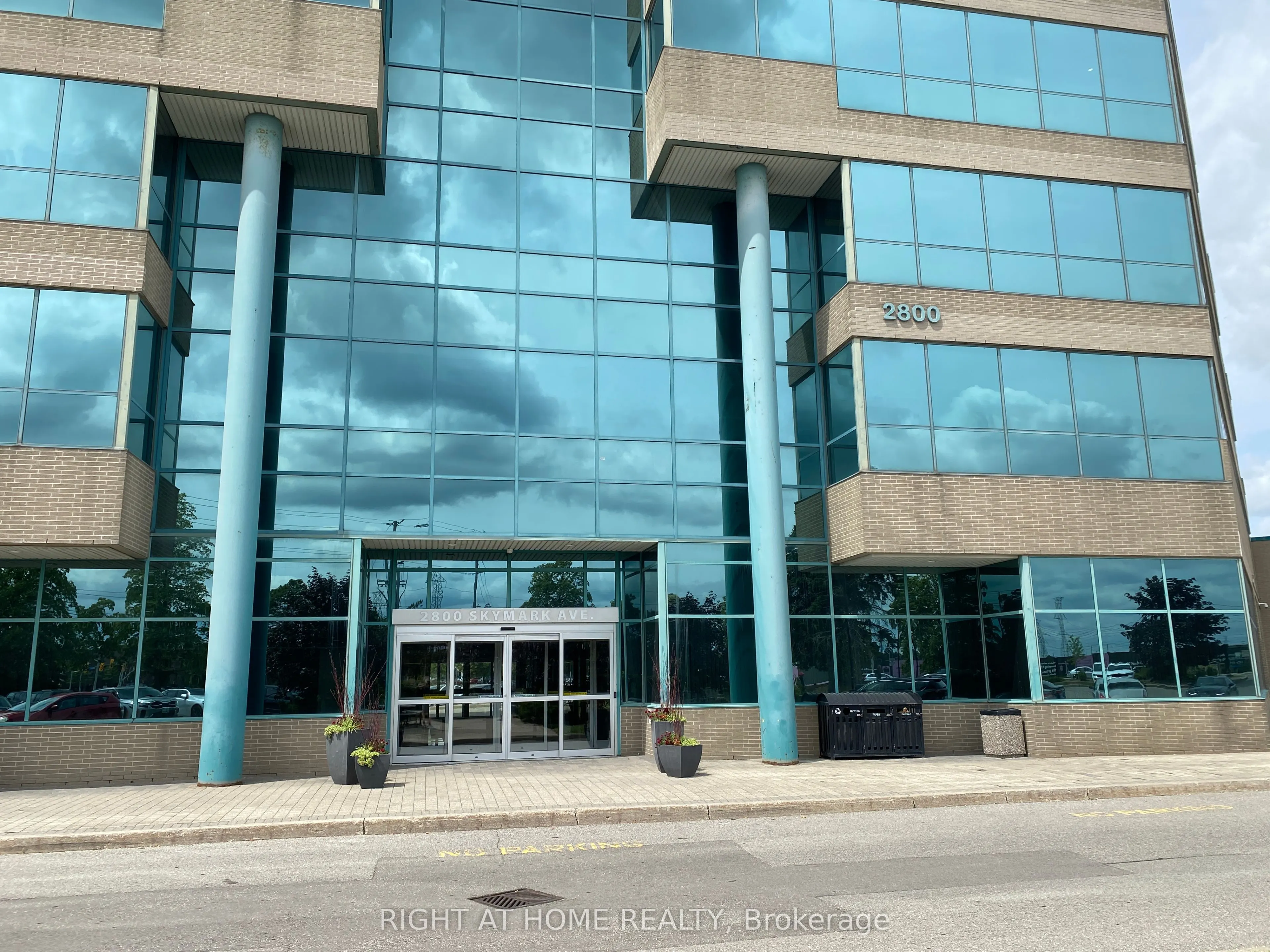 2800 Skymark Avenue, #32