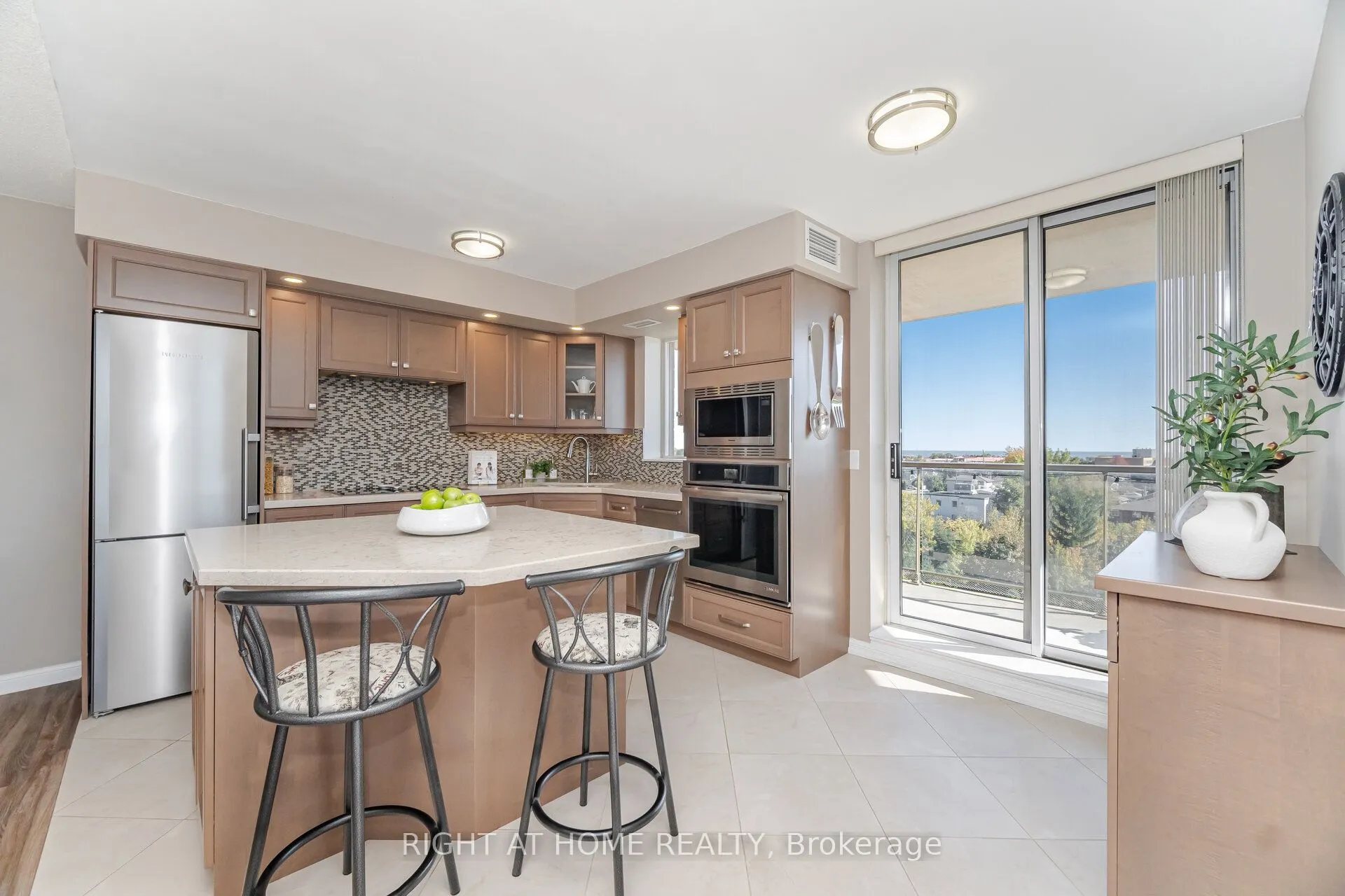1140 Parkwest Place, #605