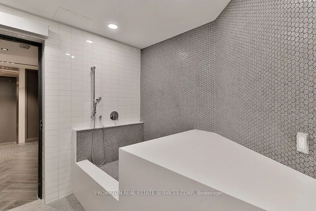 405 Dundas Street W, #715