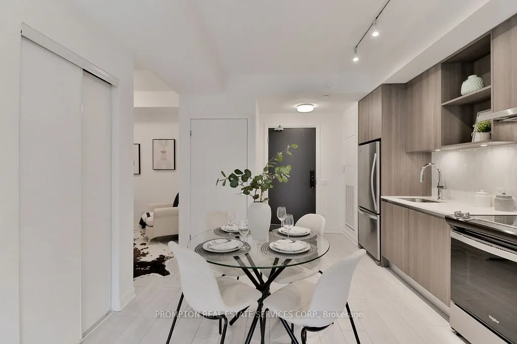 405 Dundas Street W, #715