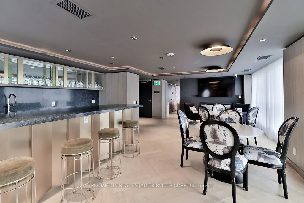 405 Dundas Street W, #715
