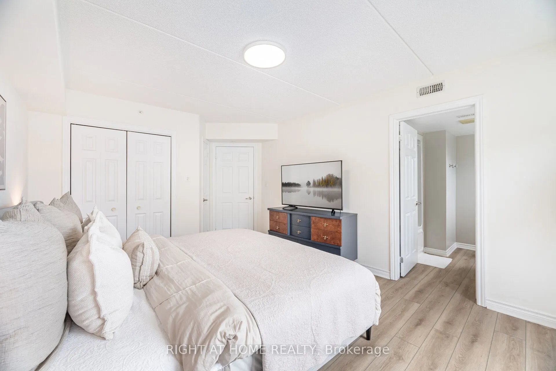 1370 Main Street E, #311