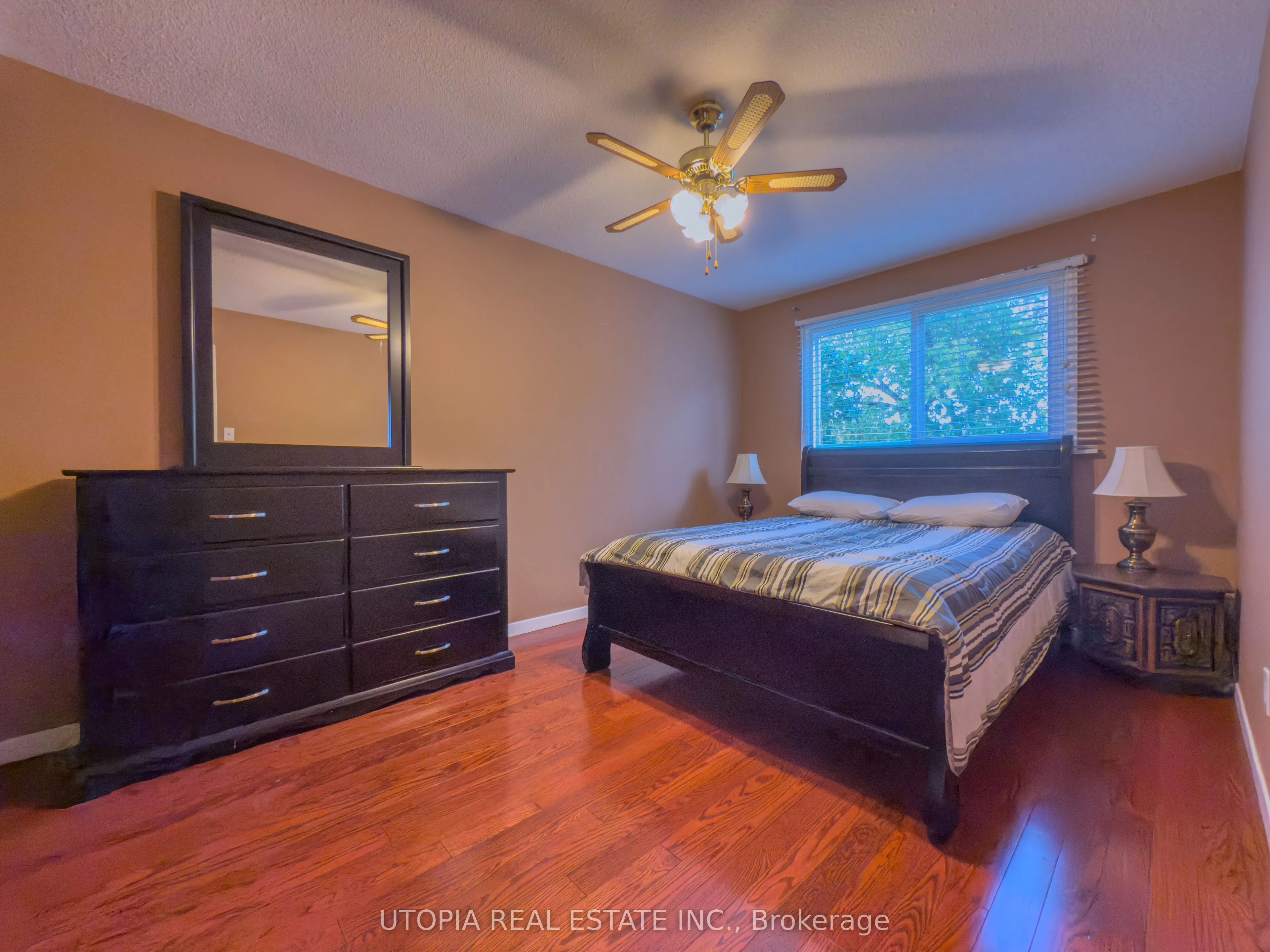 165 North Service Road E
