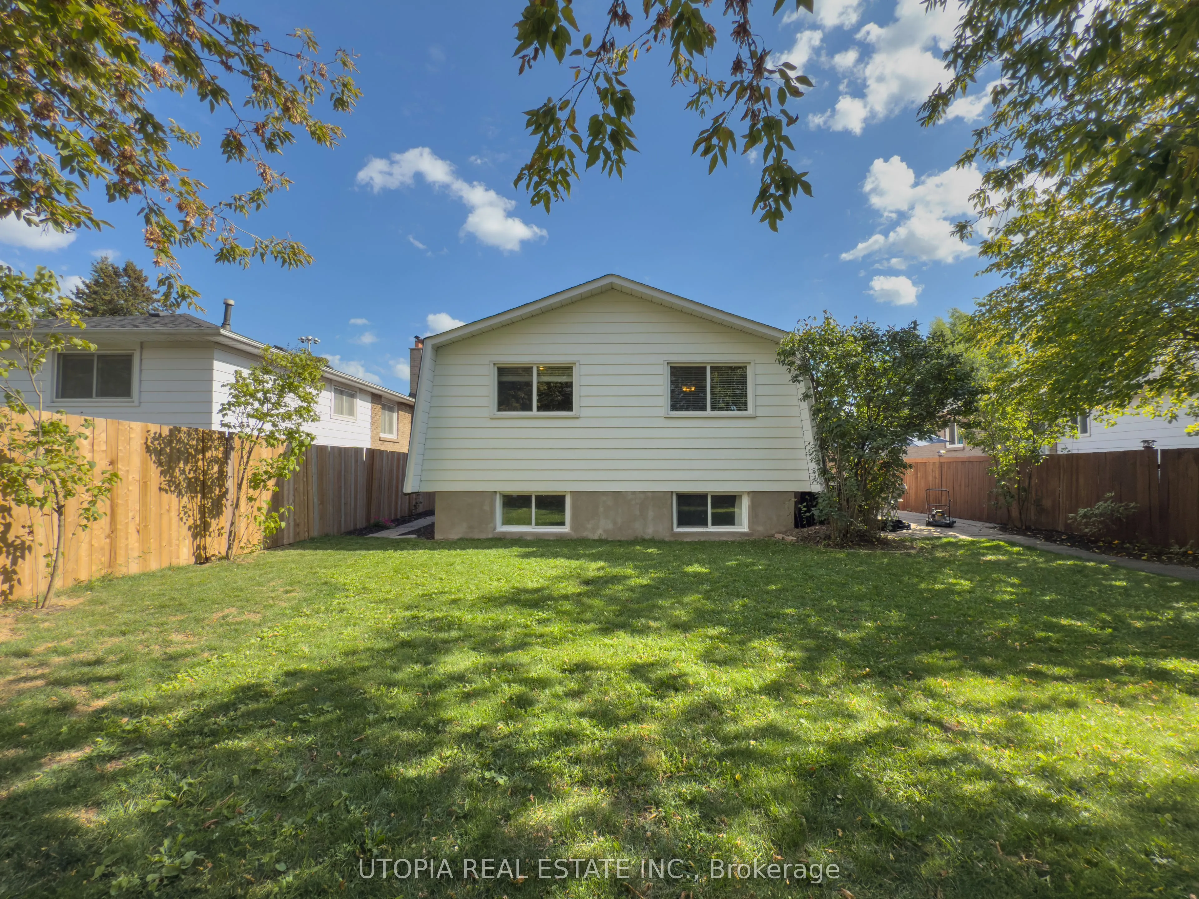 165 North Service Road E