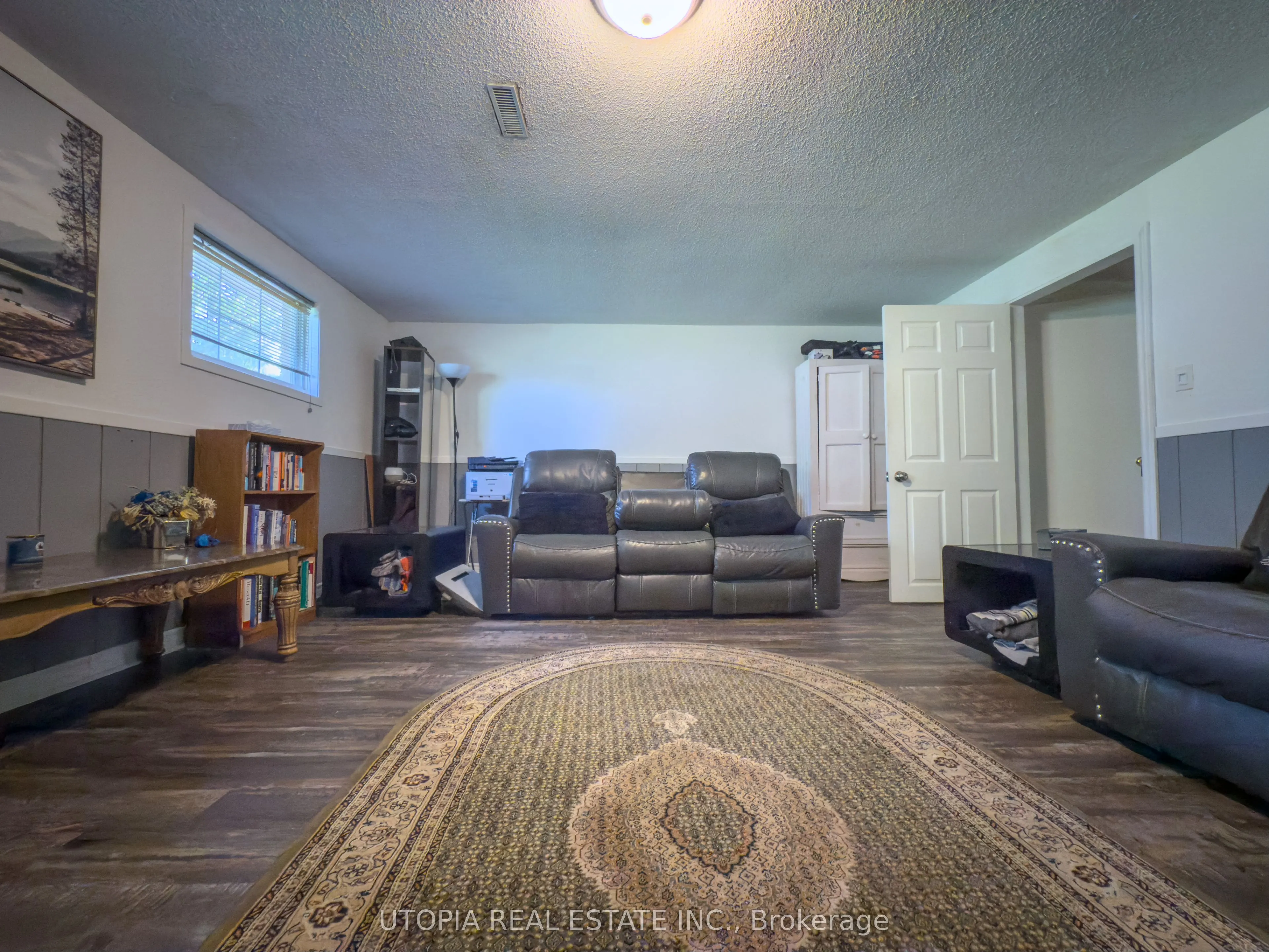 165 North Service Road E