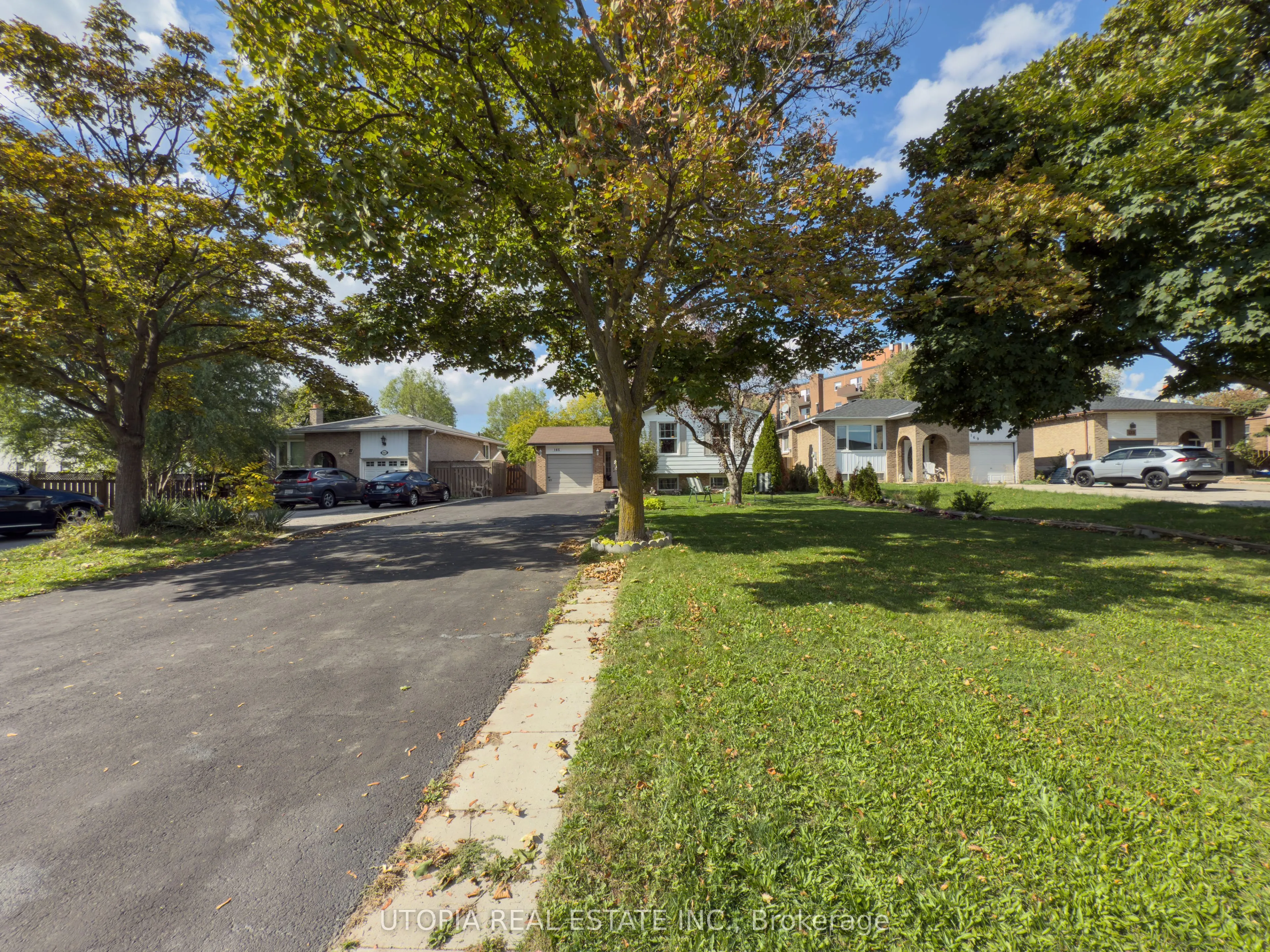 165 North Service Road E