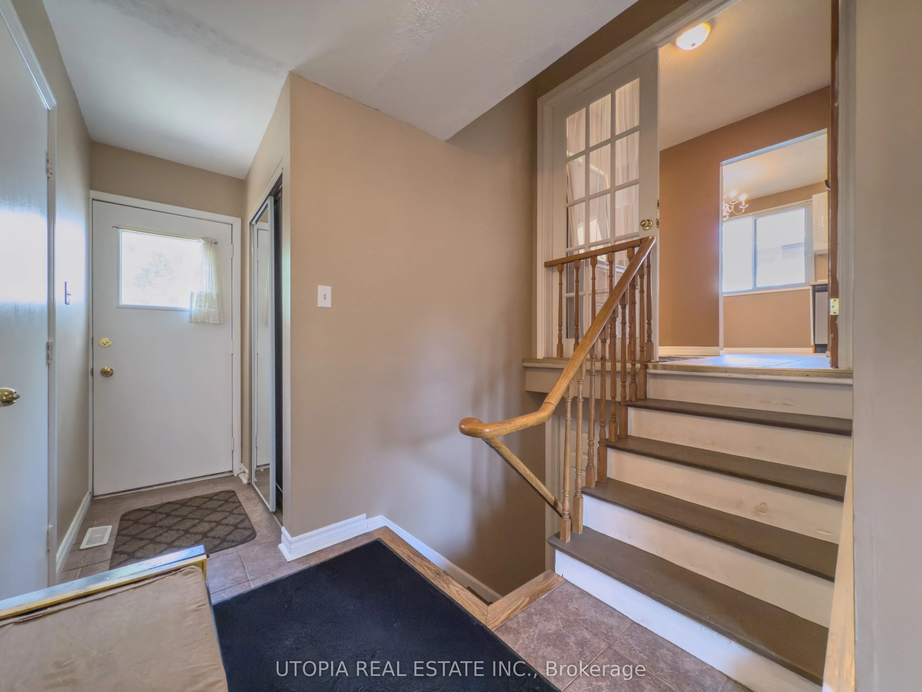 165 North Service Road E