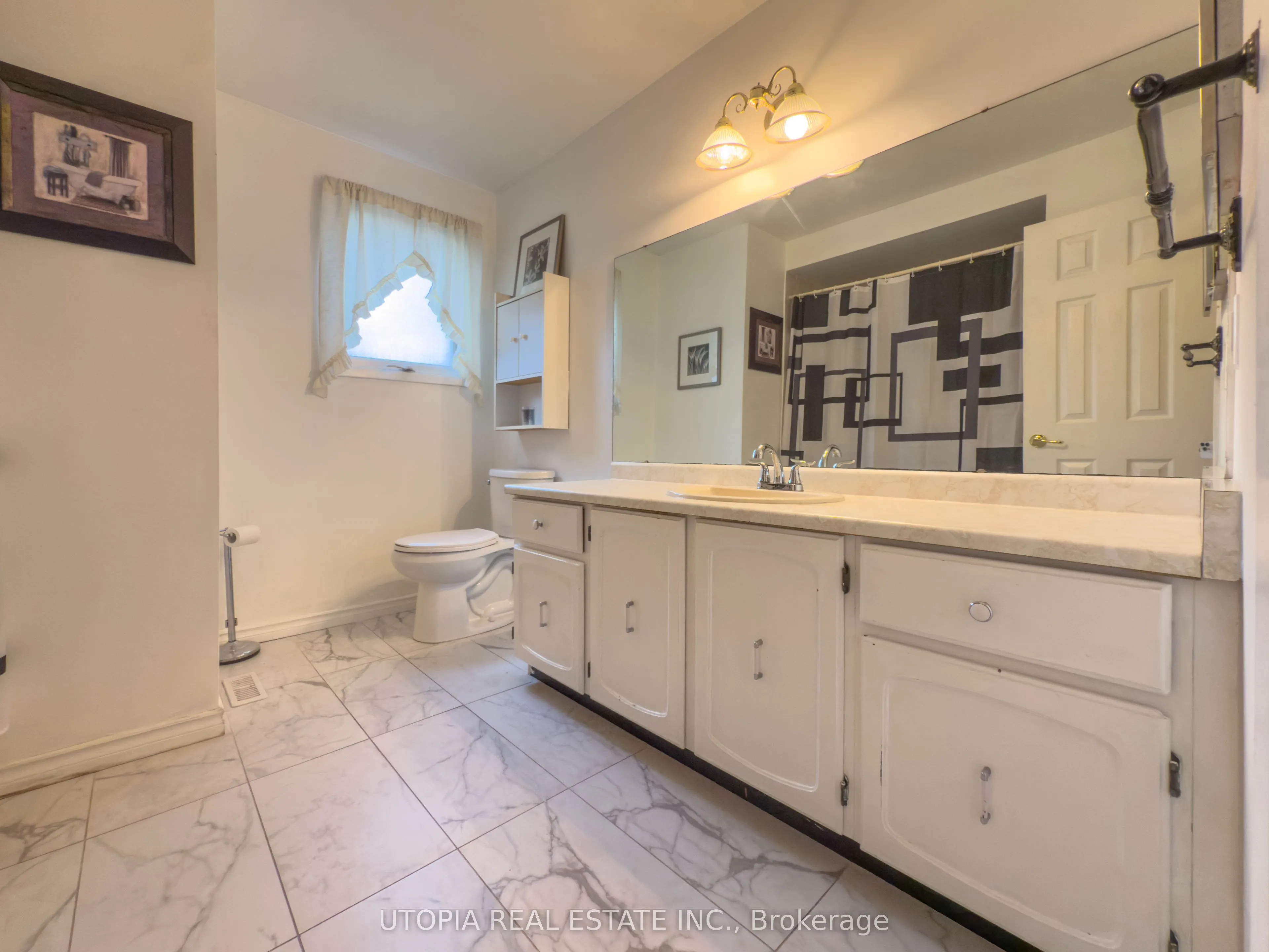 165 North Service Road E
