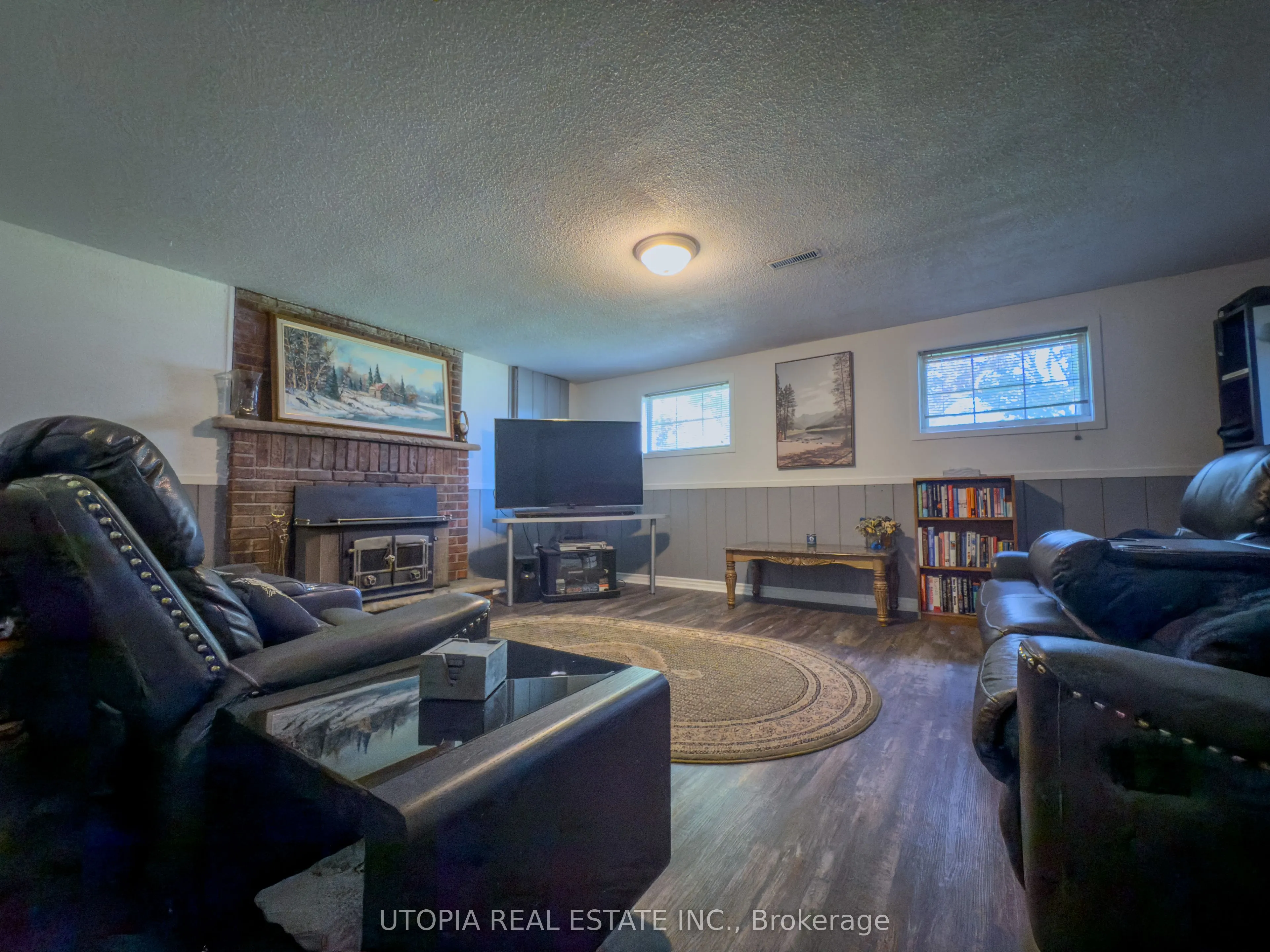165 North Service Road E
